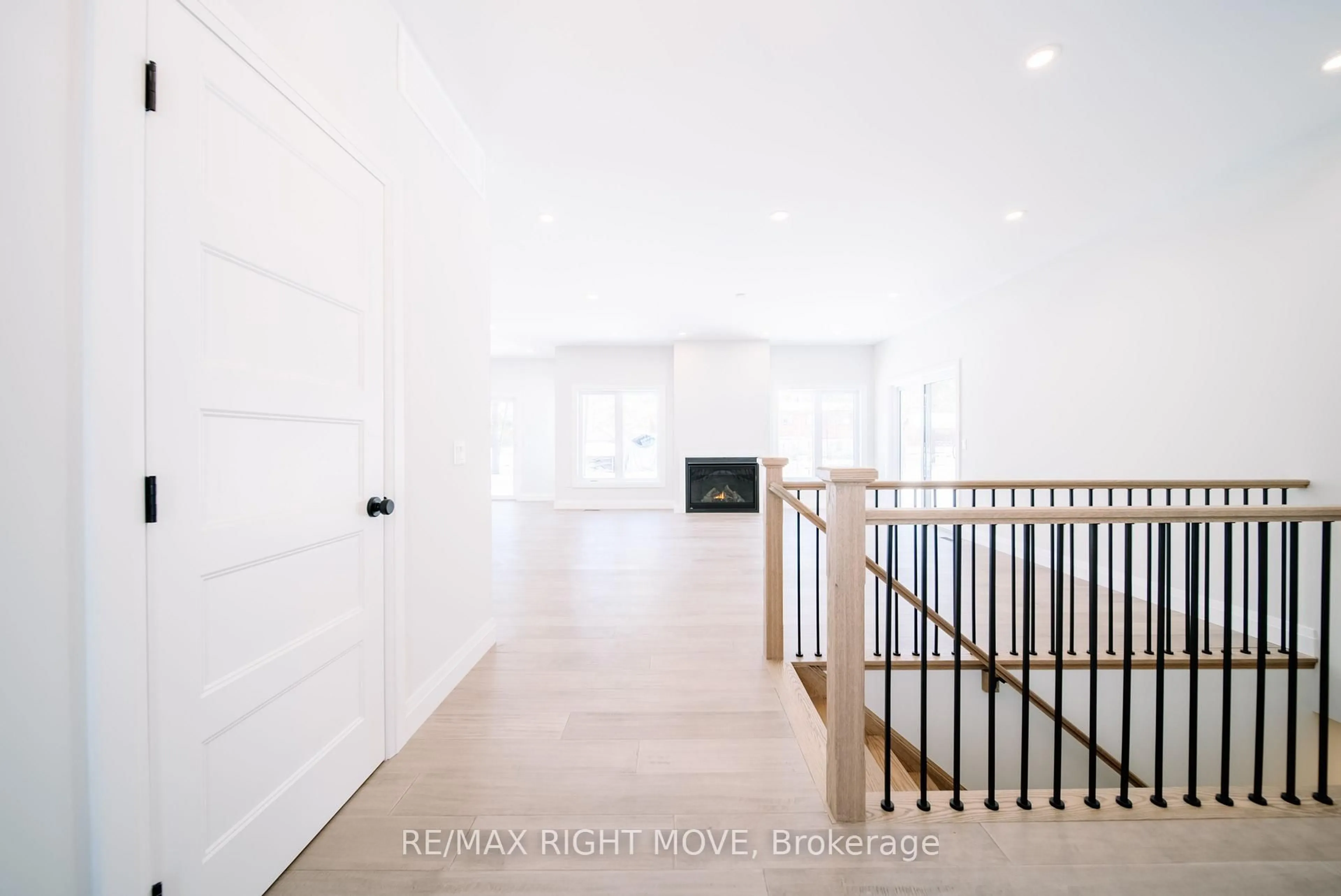 Indoor foyer for 38 Bellehumeur Rd, Tiny Ontario L9M 0J1
