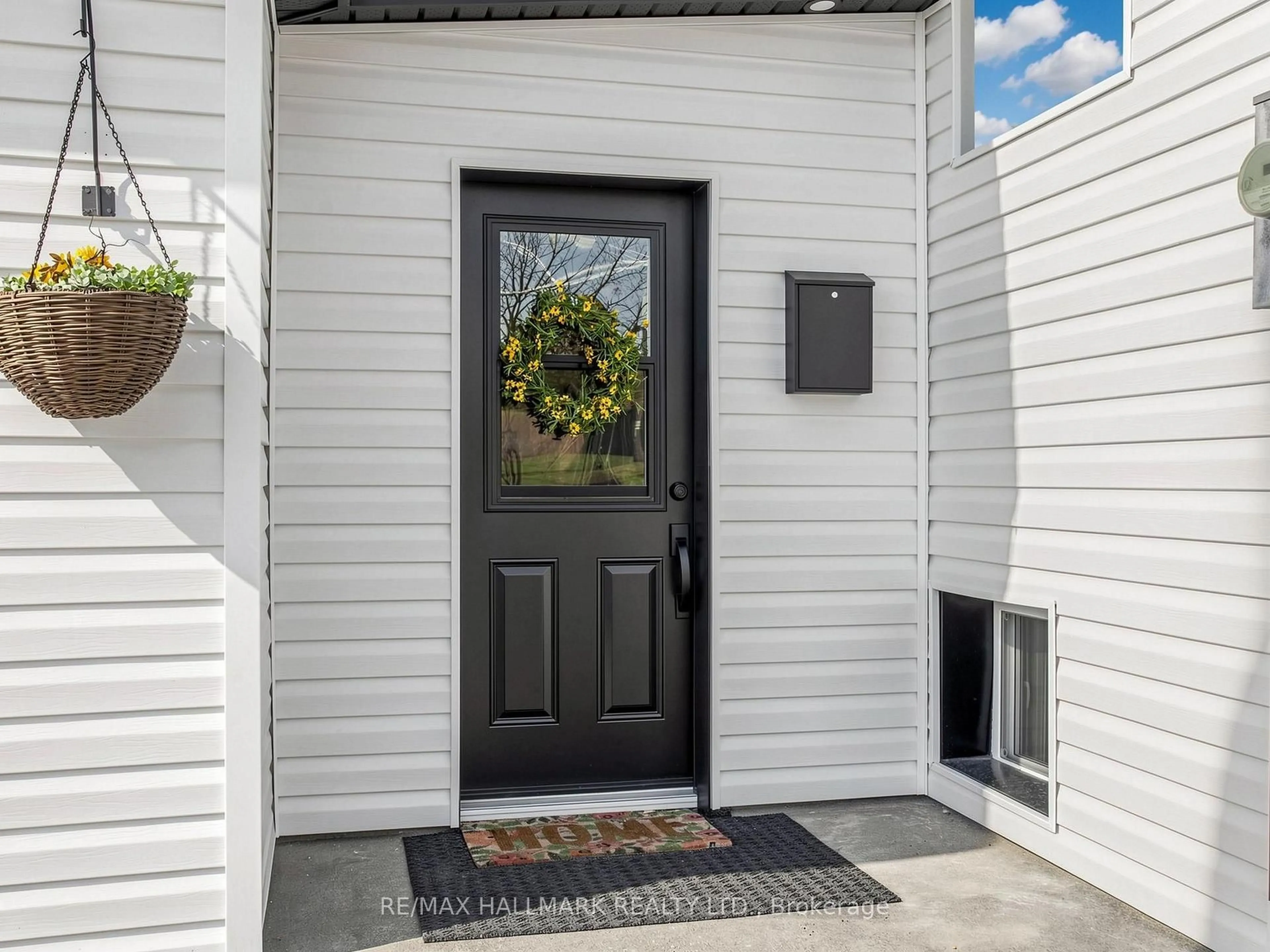 Home with vinyl exterior material, street for 19 Ludlow St, Midland Ontario L4R 4B7