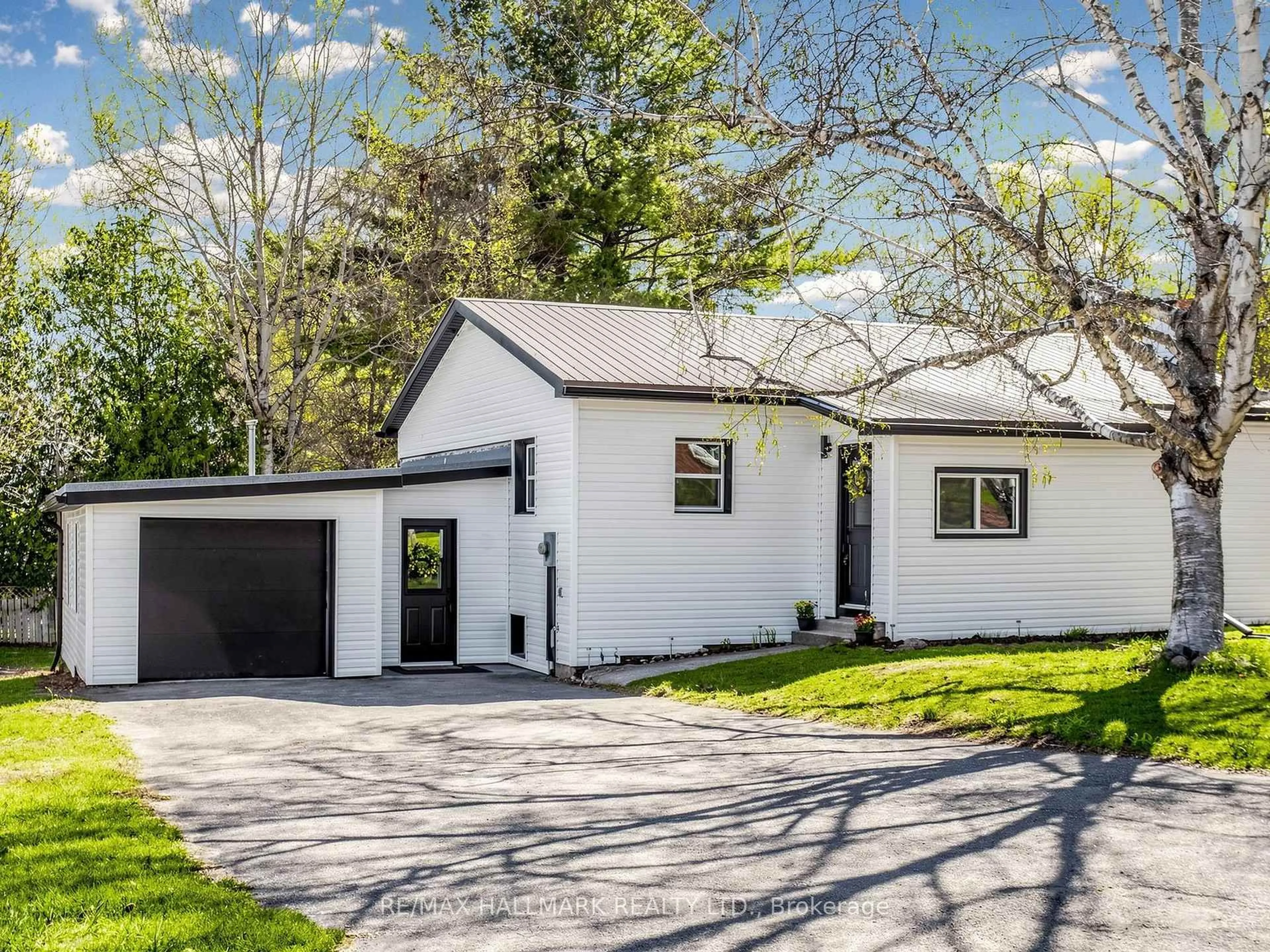 Home with vinyl exterior material, street for 19 Ludlow St, Midland Ontario L4R 4B7
