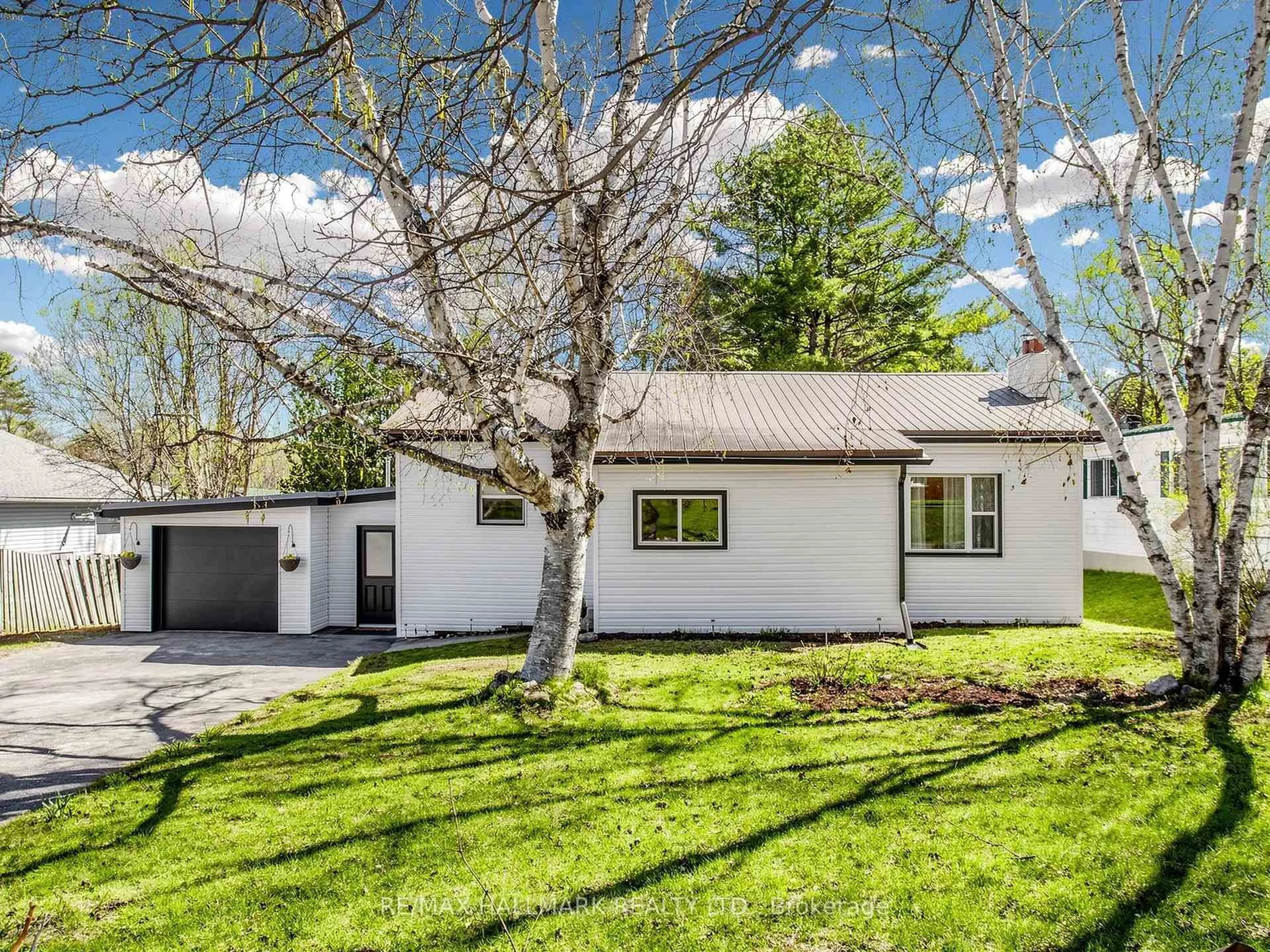 Home with vinyl exterior material, street for 19 Ludlow St, Midland Ontario L4R 4B7