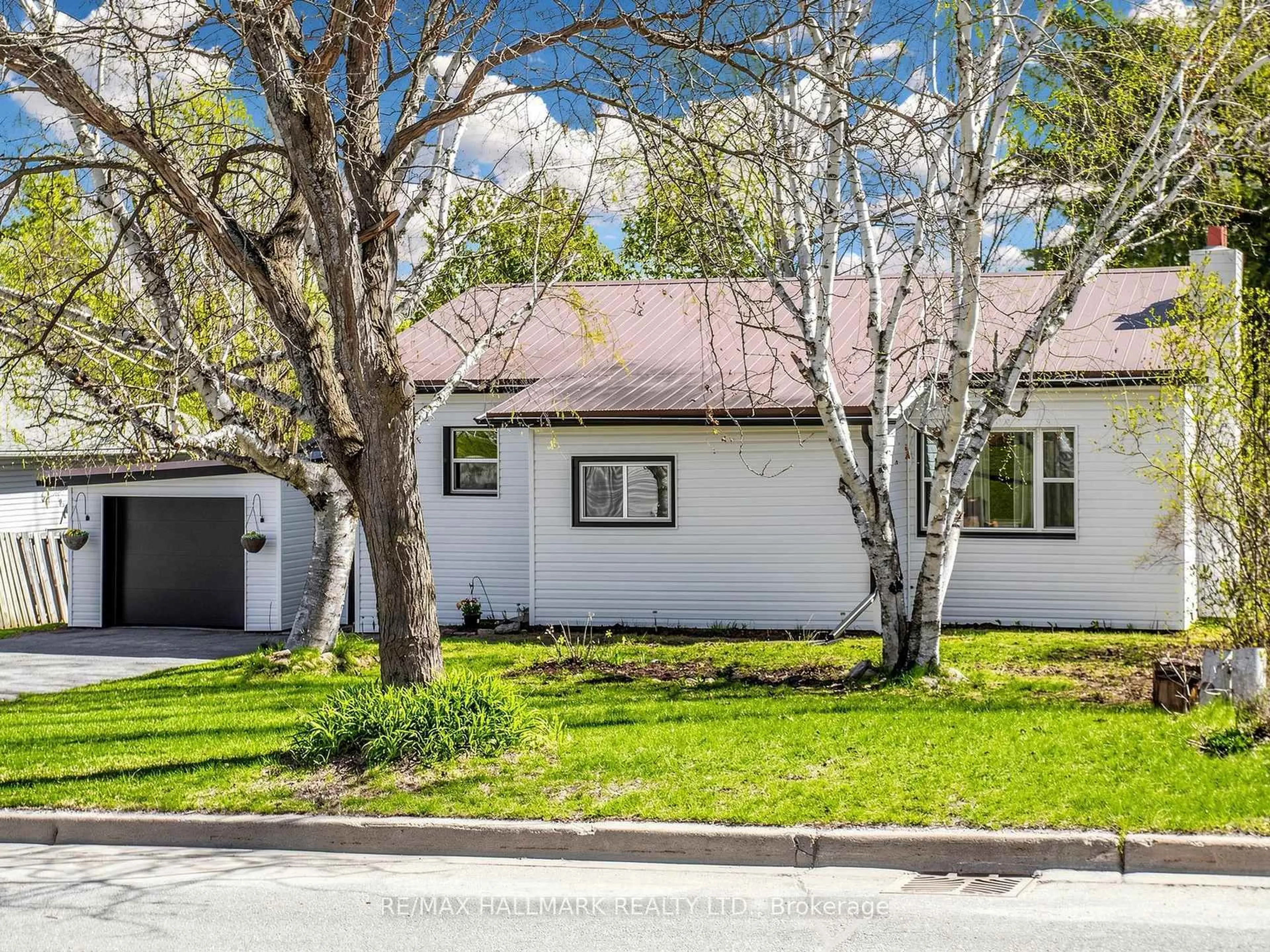 Home with vinyl exterior material, street for 19 Ludlow St, Midland Ontario L4R 4B7