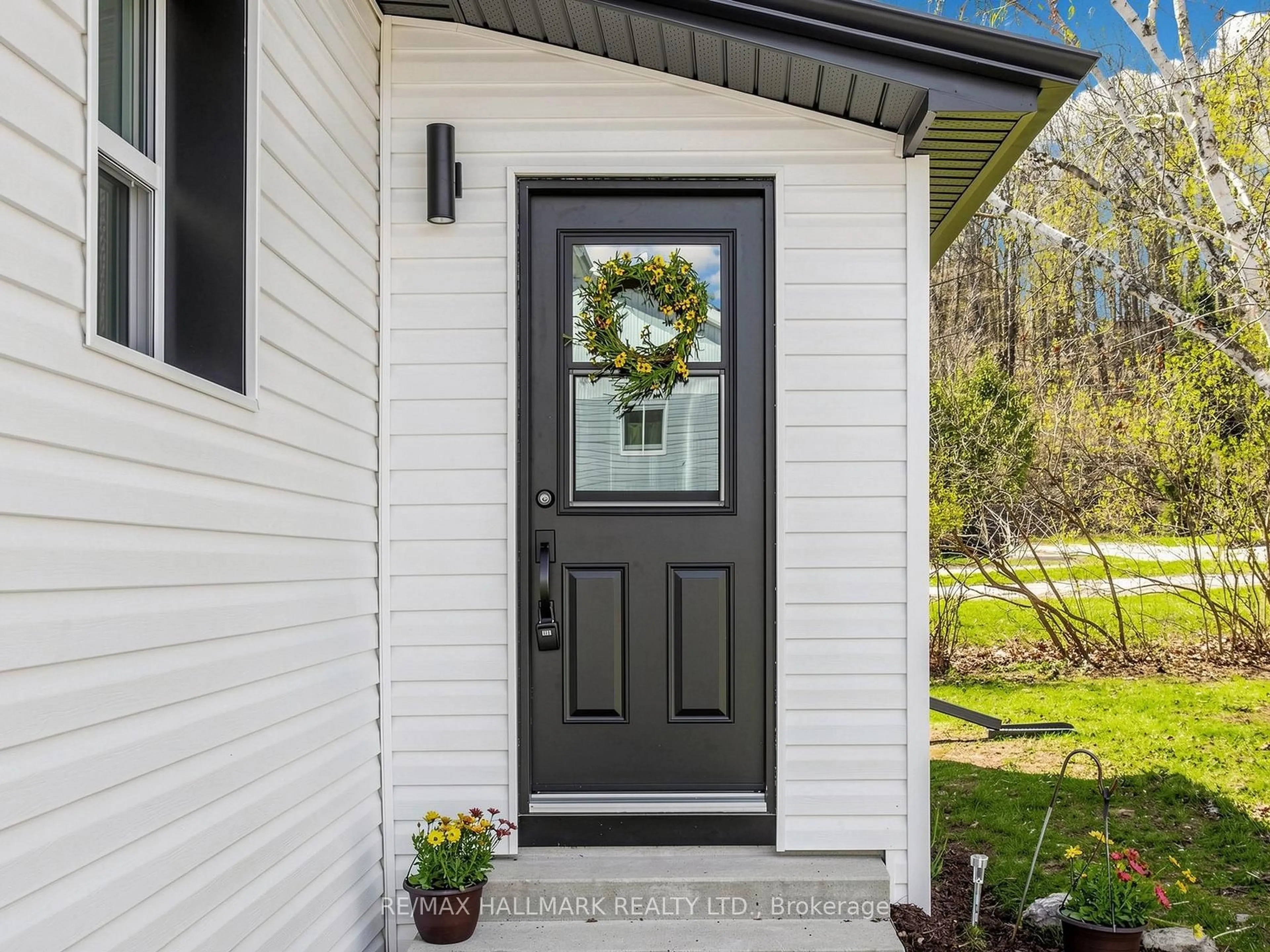 Indoor entryway for 19 Ludlow St, Midland Ontario L4R 4B7