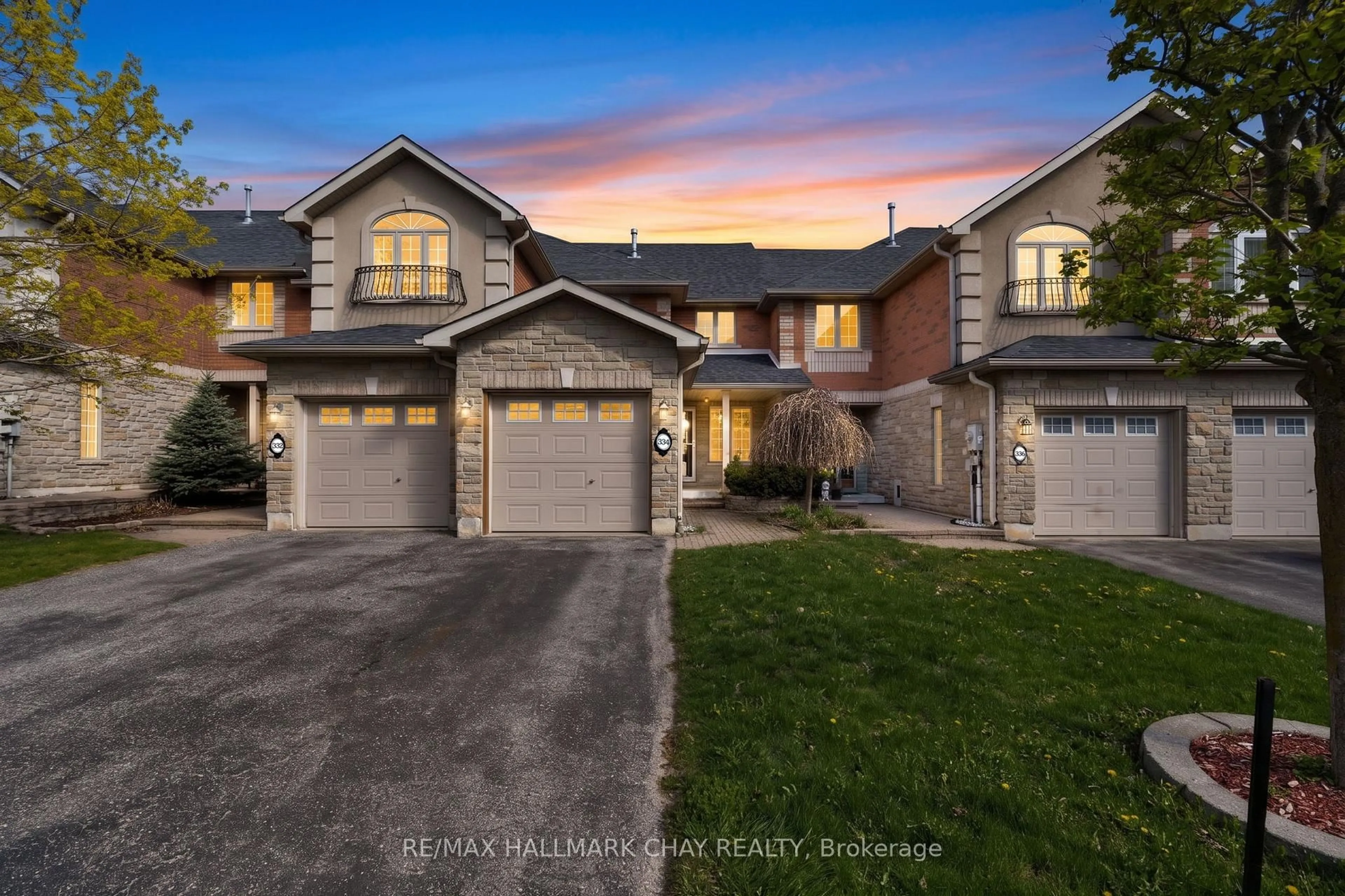 A pic from outside/outdoor area/front of a property/back of a property/a pic from drone, street for 334 Cundles Rd, Barrie Ontario L4M 7E5