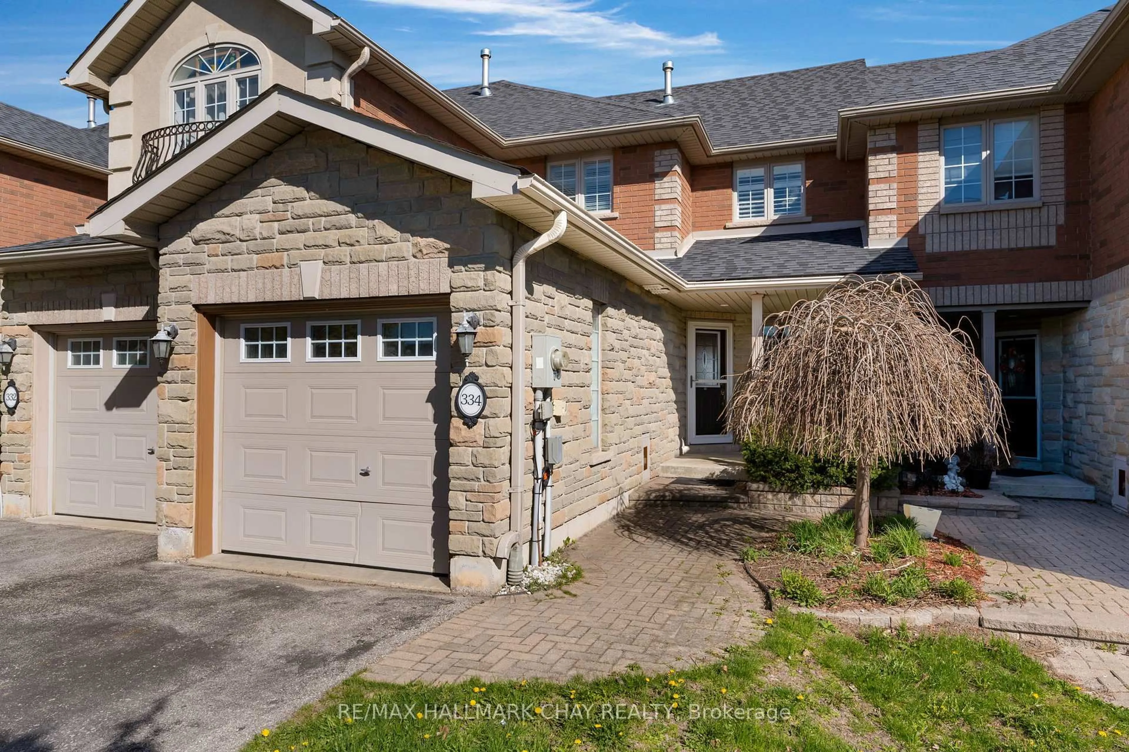 Home with brick exterior material, street for 334 Cundles Rd, Barrie Ontario L4M 7E5