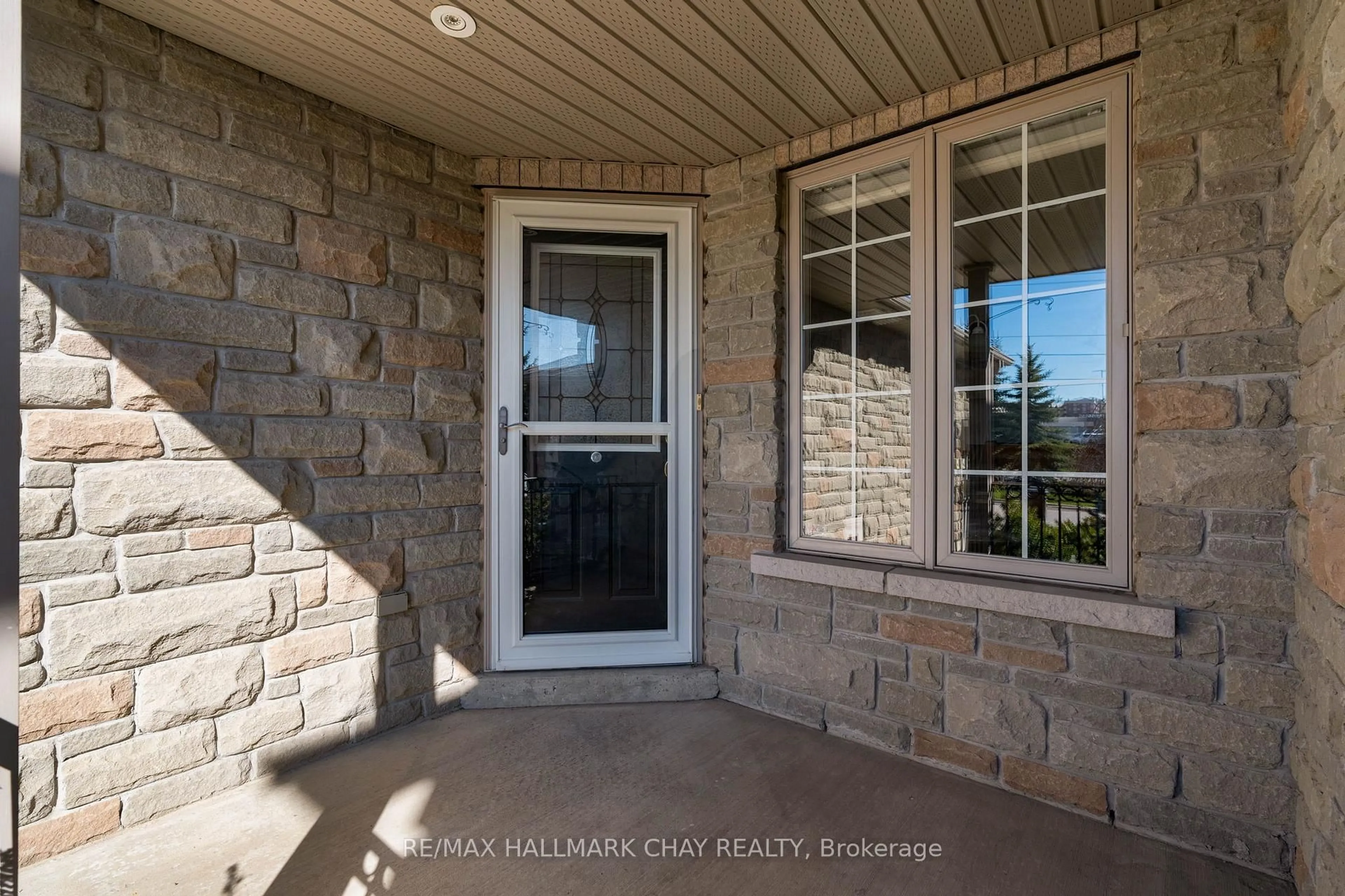 Indoor entryway for 334 Cundles Rd, Barrie Ontario L4M 7E5