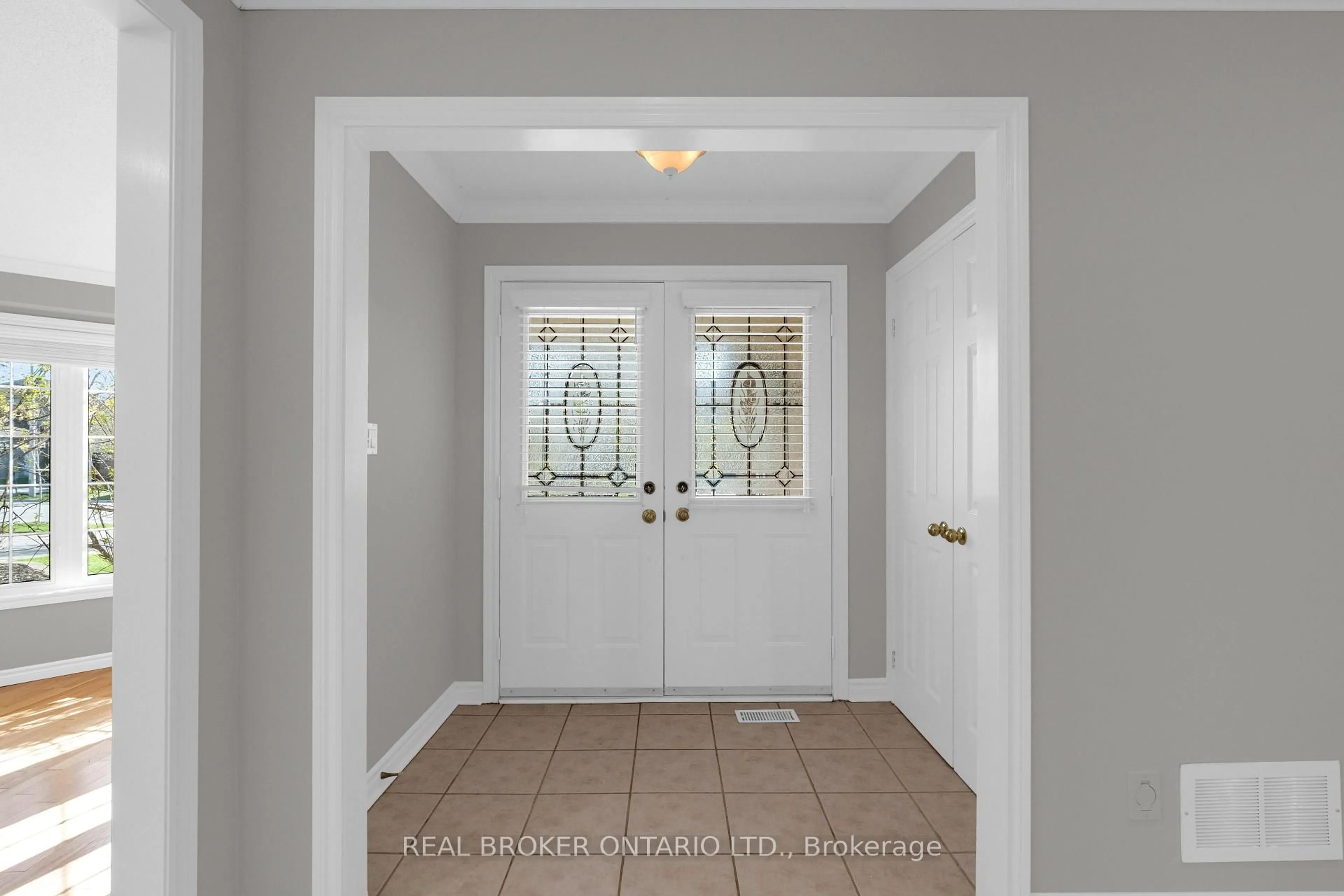 Indoor entryway for 50 Cloughley Dr, Barrie Ontario L4N 9T3