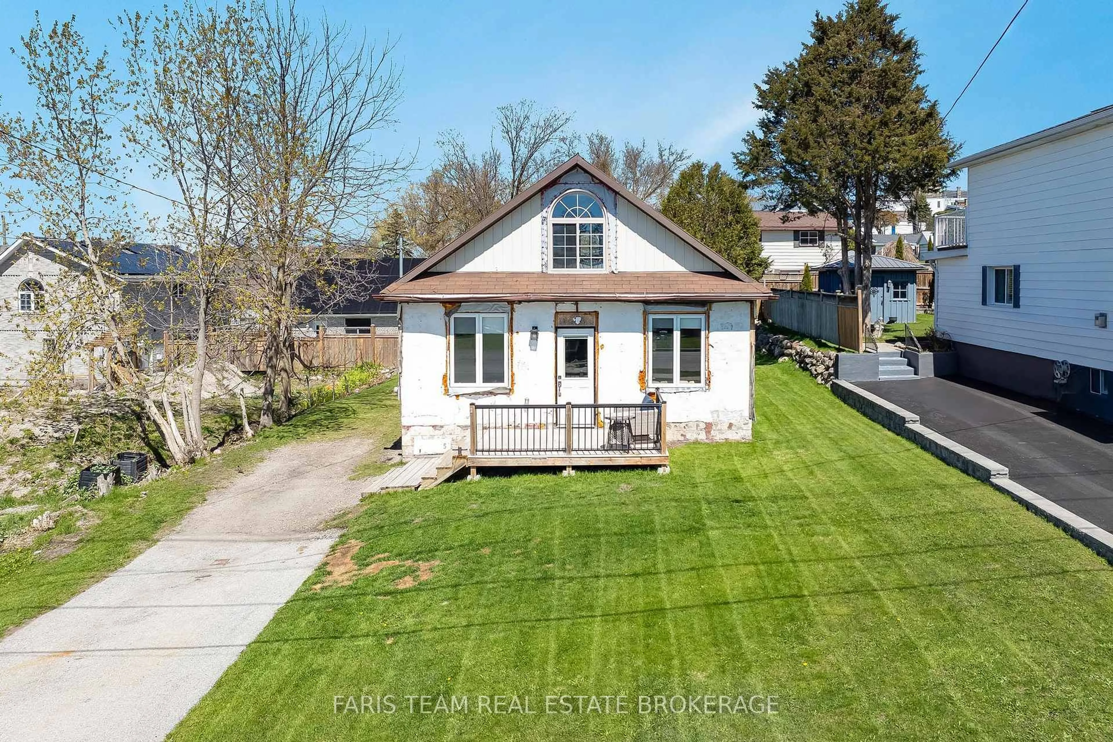 A pic from outside/outdoor area/front of a property/back of a property/a pic from drone, street for 5 Scott St, Penetanguishene Ontario L9M 1N1