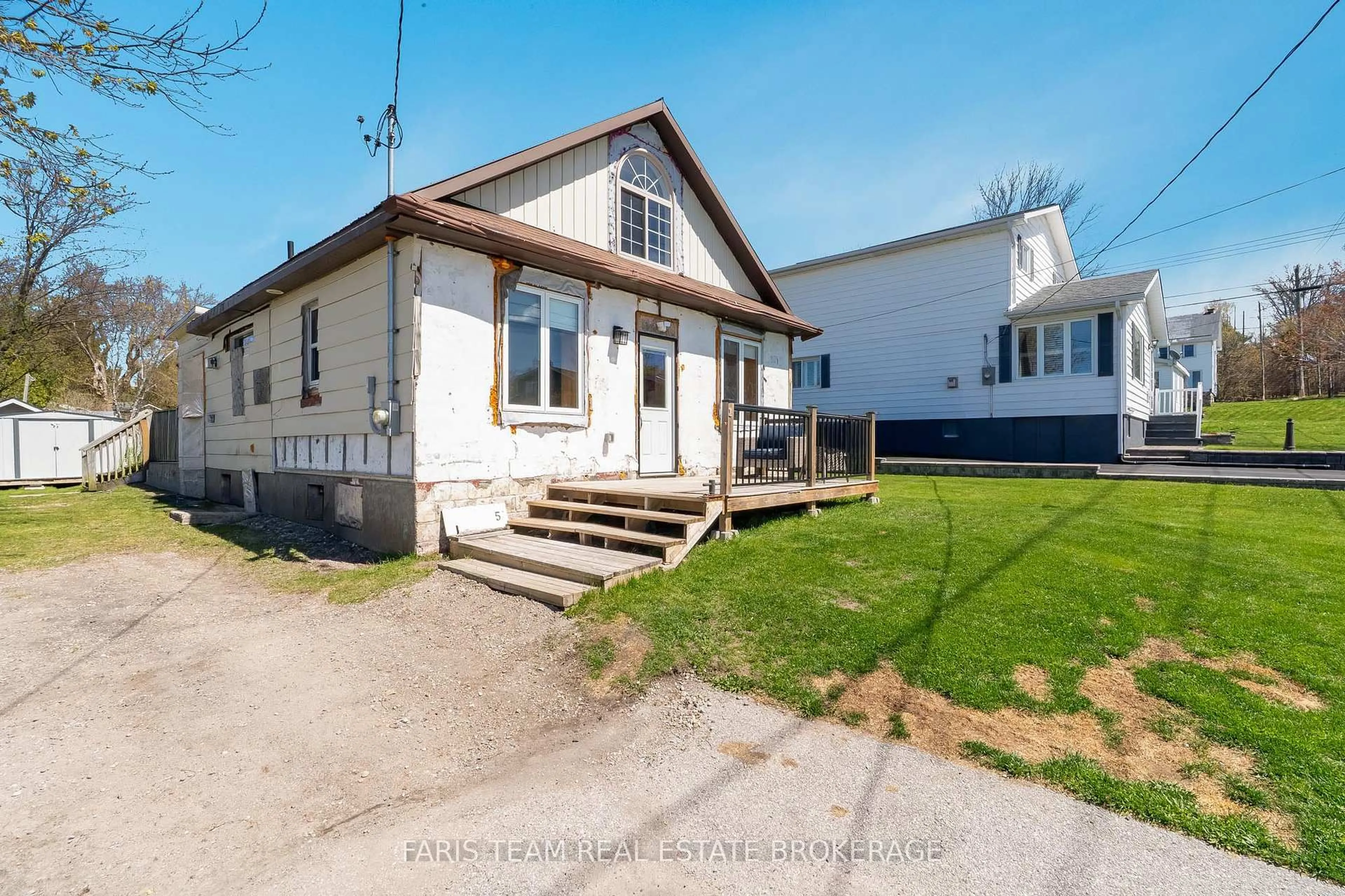 A pic from outside/outdoor area/front of a property/back of a property/a pic from drone, street for 5 Scott St, Penetanguishene Ontario L9M 1N1