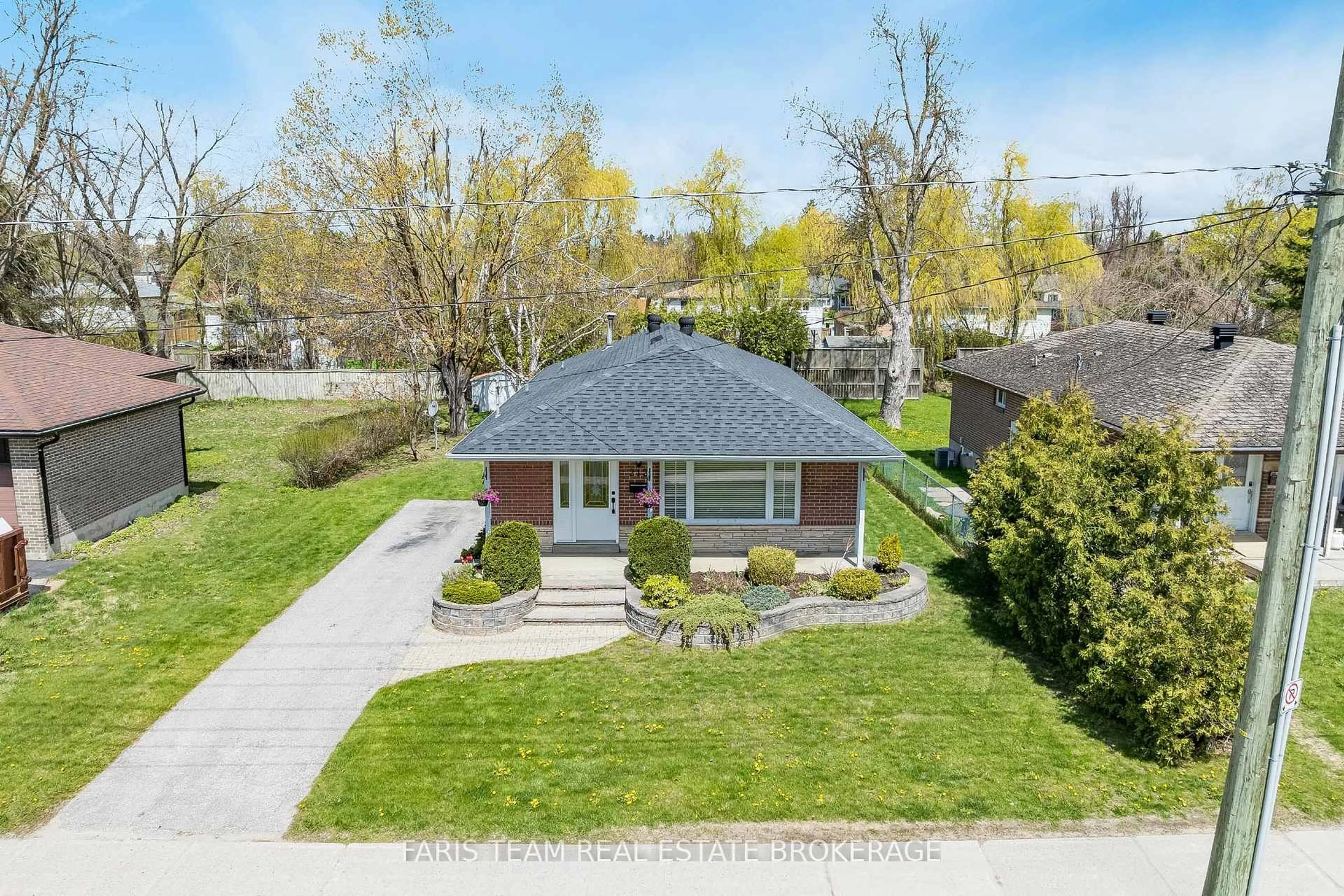 A pic from outside/outdoor area/front of a property/back of a property/a pic from drone, street for 212 Grove St, Barrie Ontario L4M 2P9