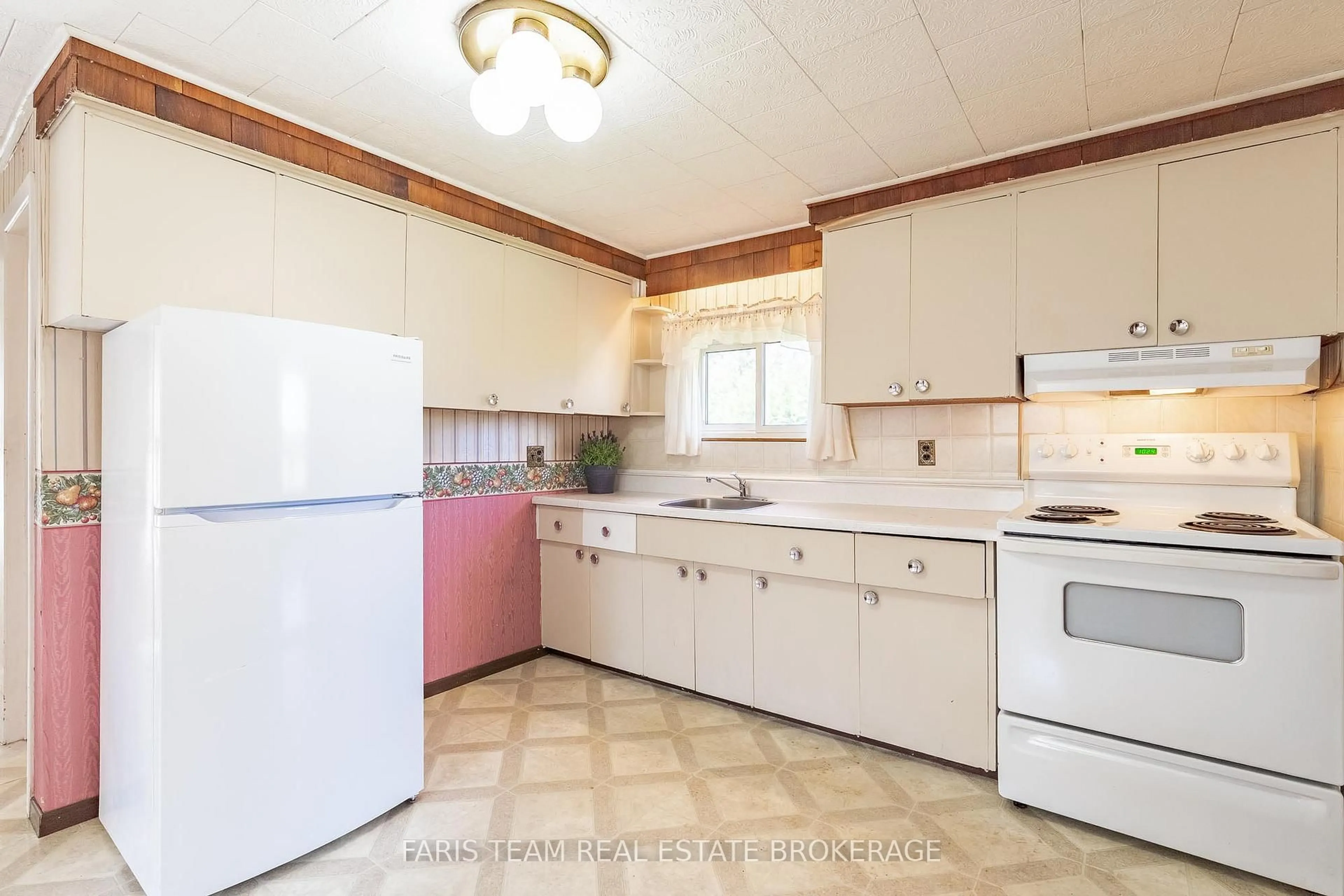 Standard kitchen, ceramic/tile floor for 32 Lorne Ave, Collingwood Ontario L9Y 2B6