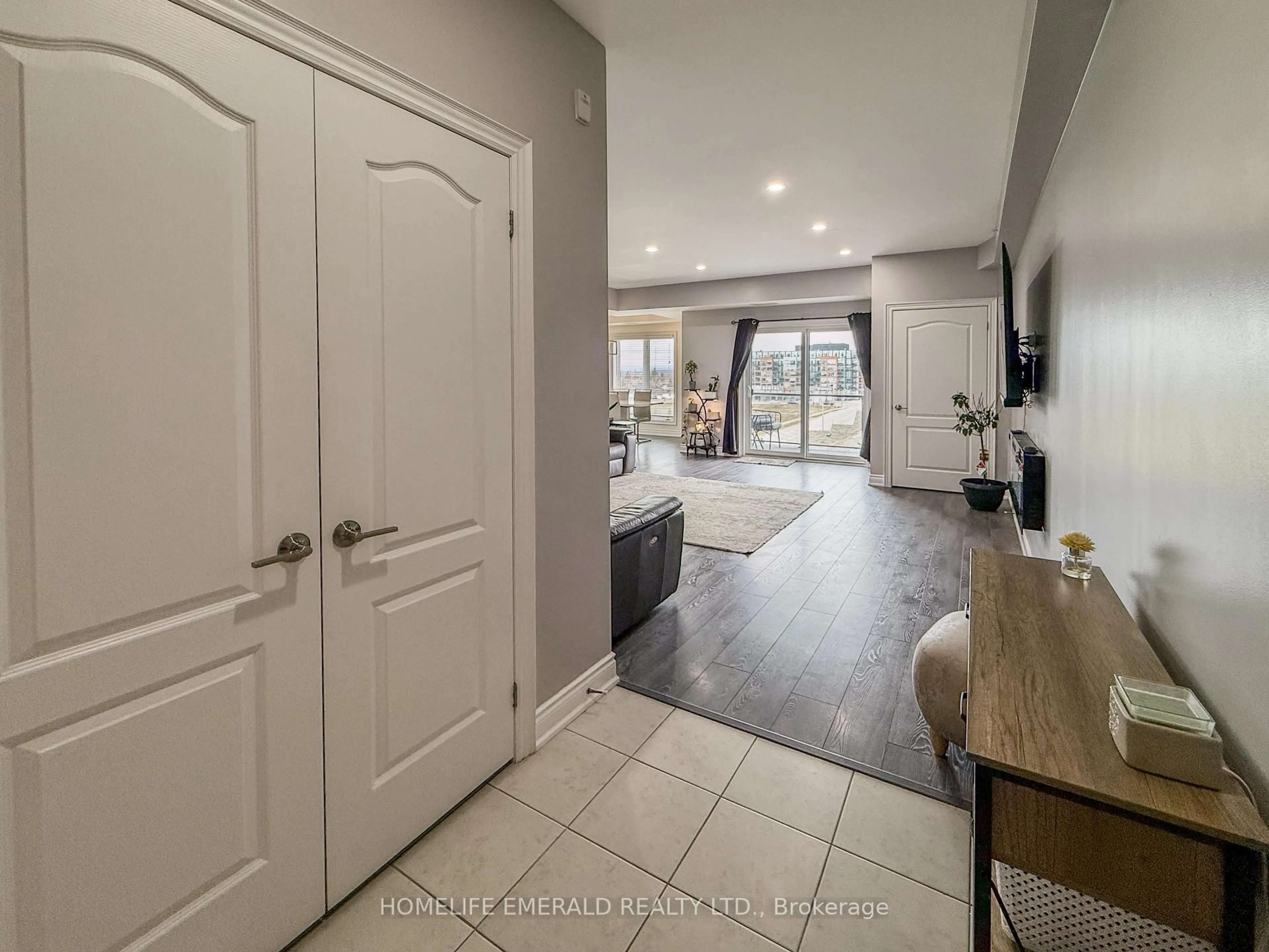 Indoor entryway for 100 Dean Ave #413, Barrie Ontario L9J 0H1