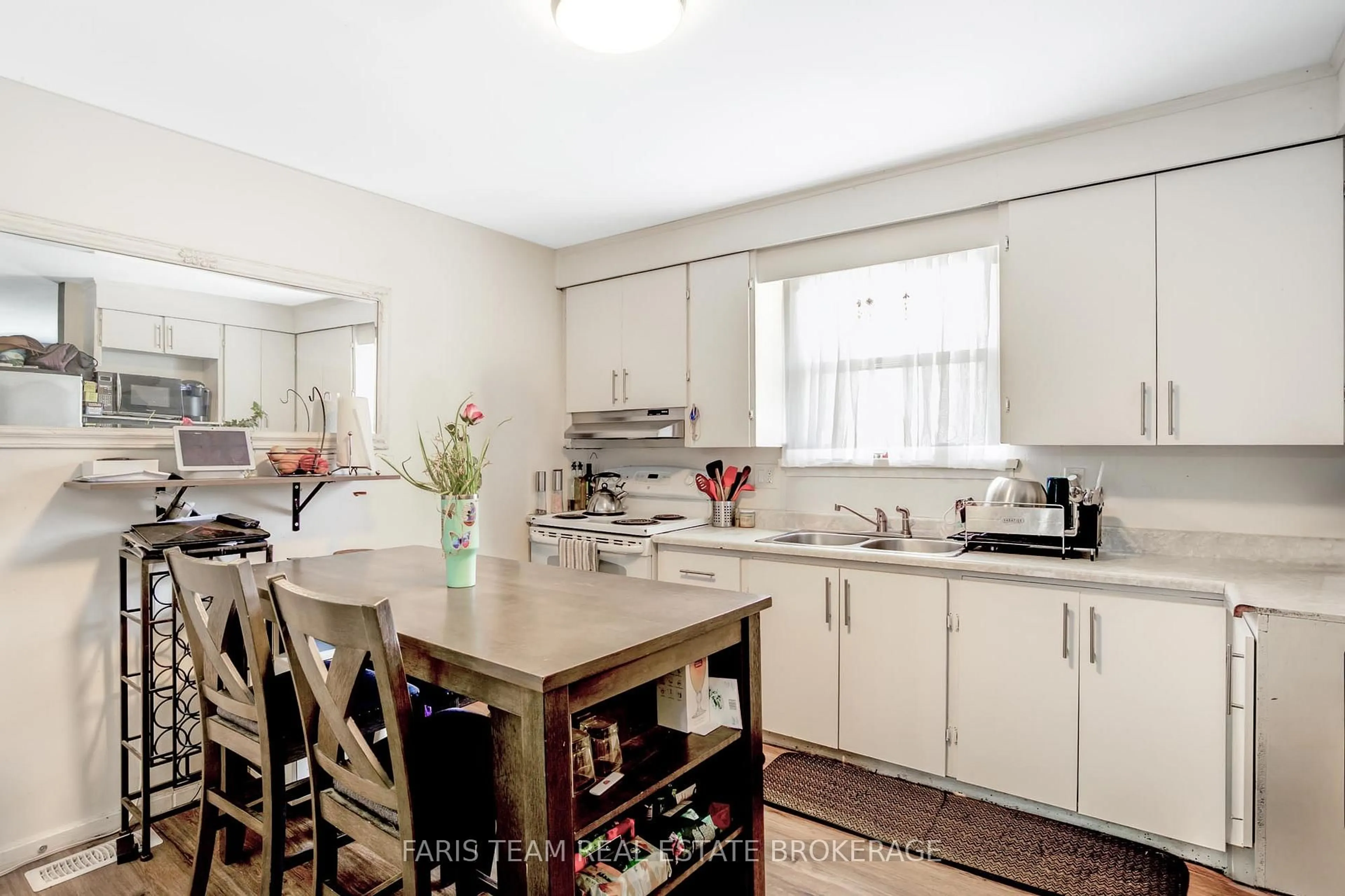 Standard kitchen, unknown for 179 John St, Tay Ontario L0K 2A0