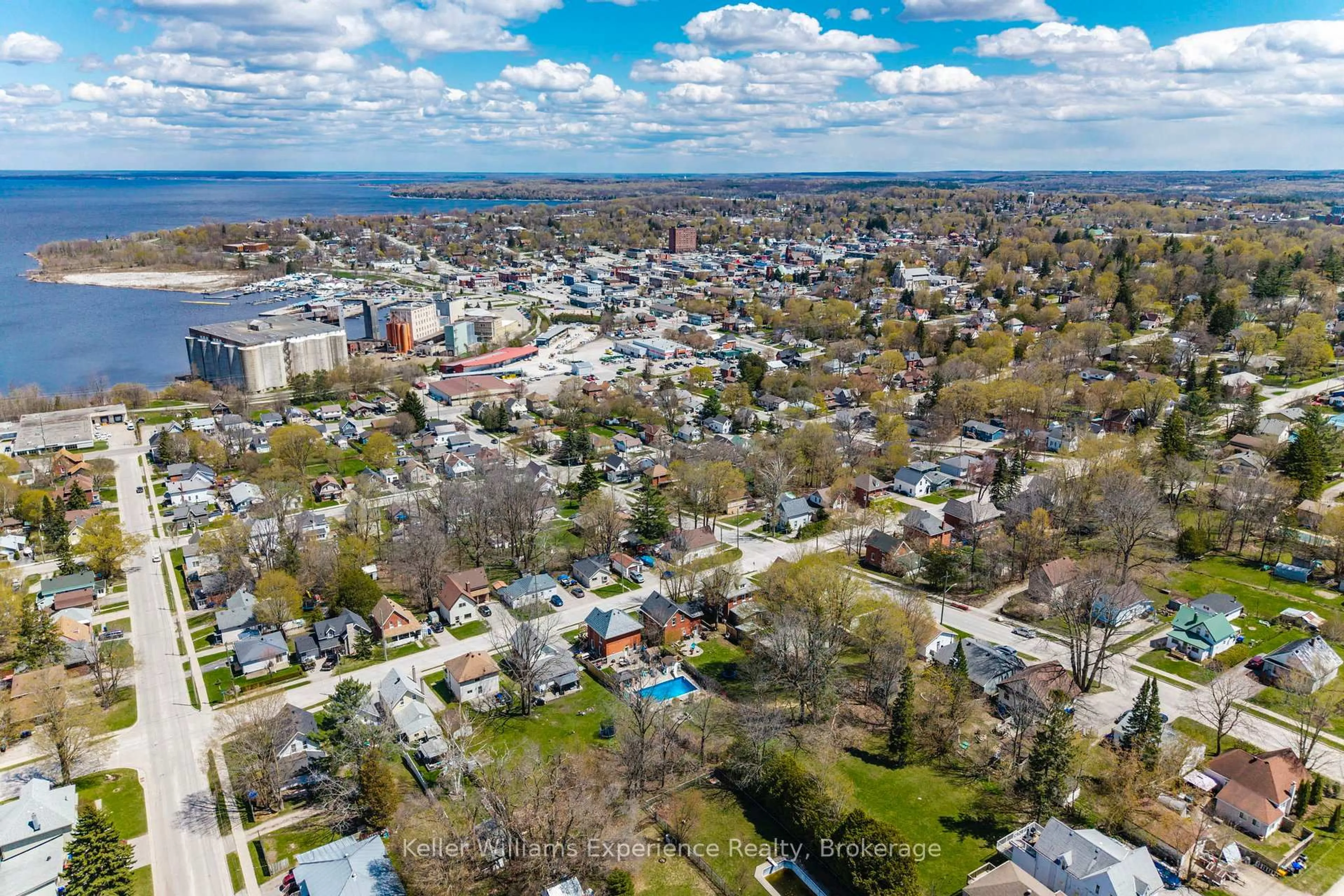 A pic from outside/outdoor area/front of a property/back of a property/a pic from drone, unknown for 138 SIXTH St, Midland Ontario L4R 3X4
