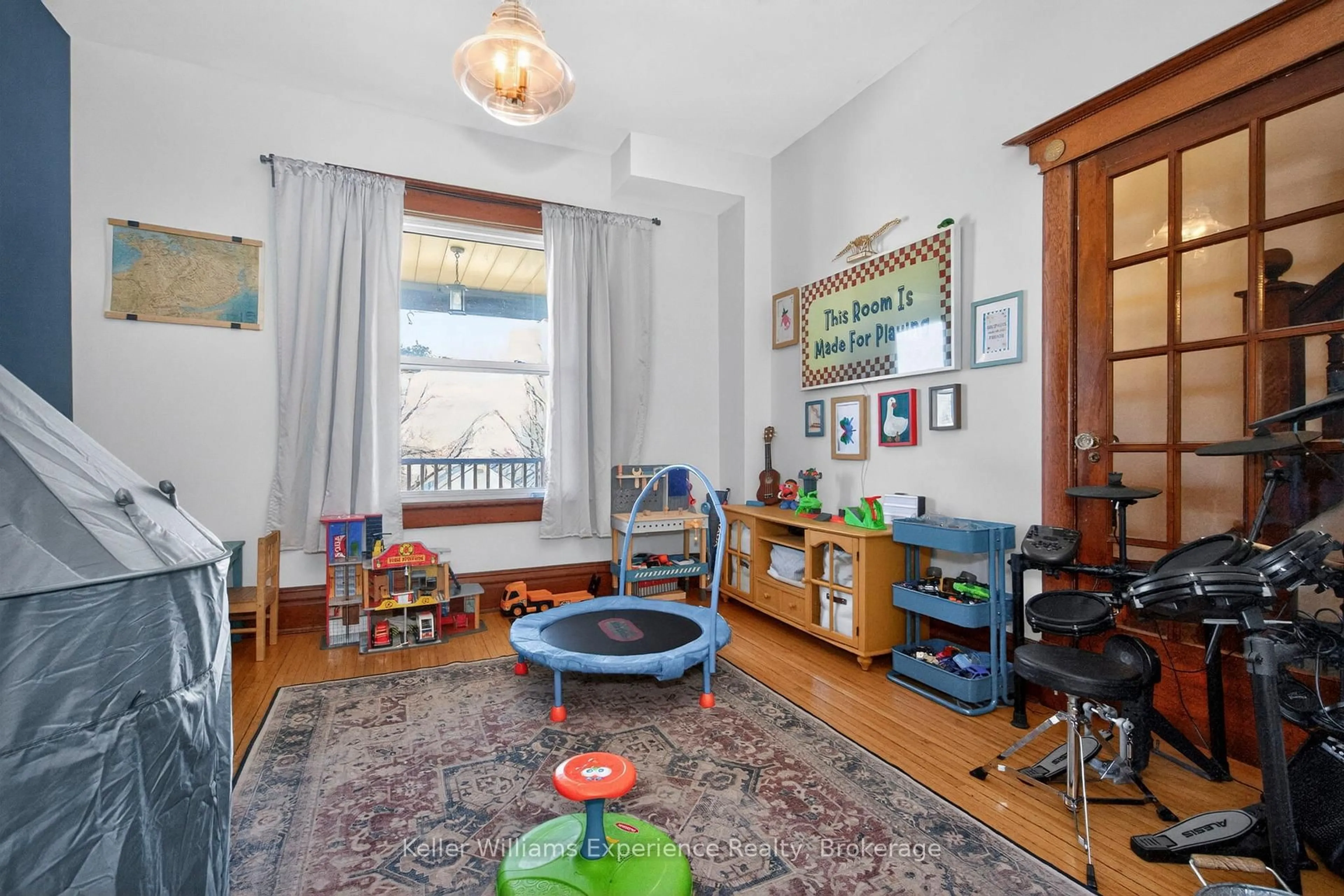 Living room with furniture, unknown for 138 SIXTH St, Midland Ontario L4R 3X4