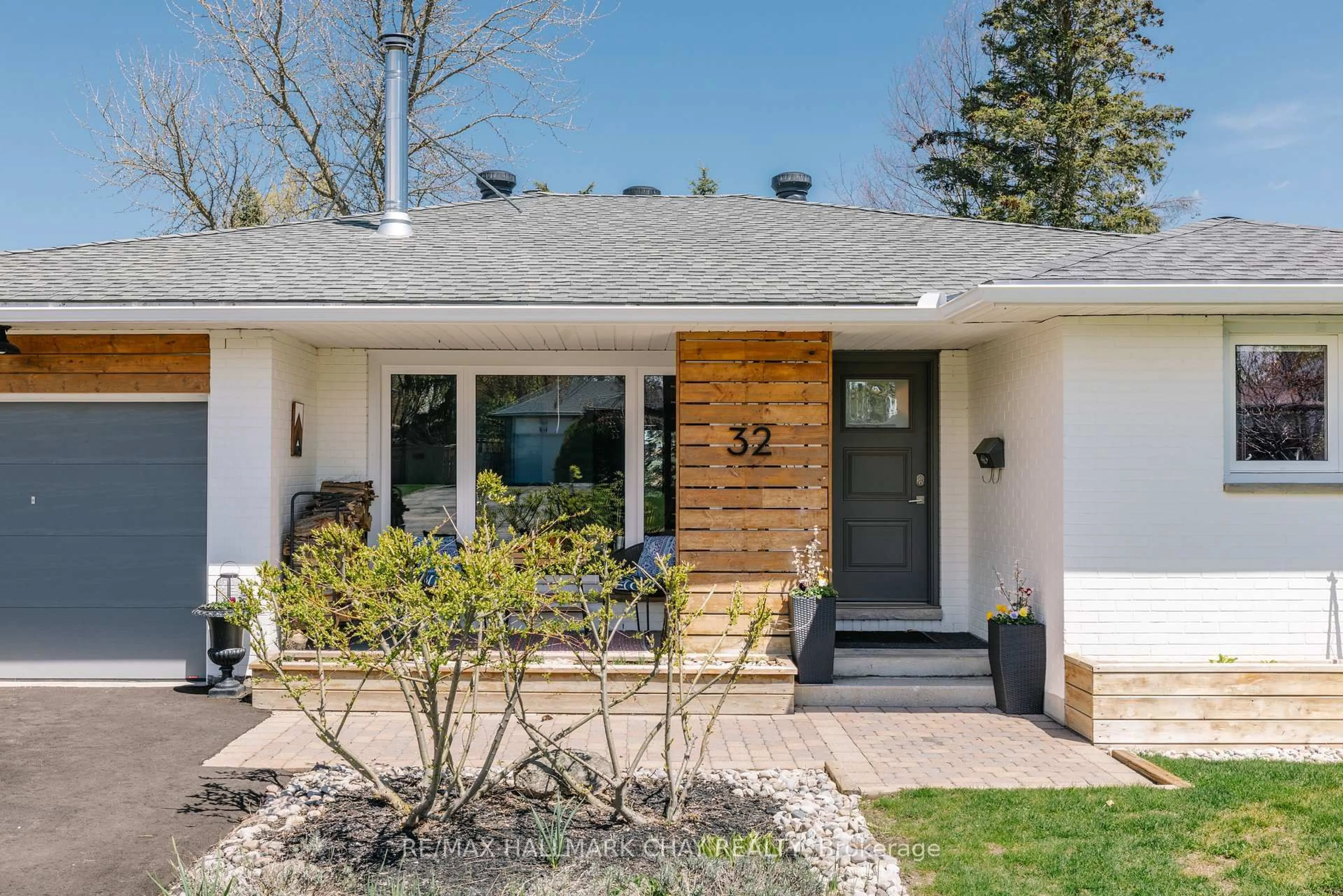 Home with brick exterior material, street for 32 Melrose Ave, Barrie Ontario L4M 2A7
