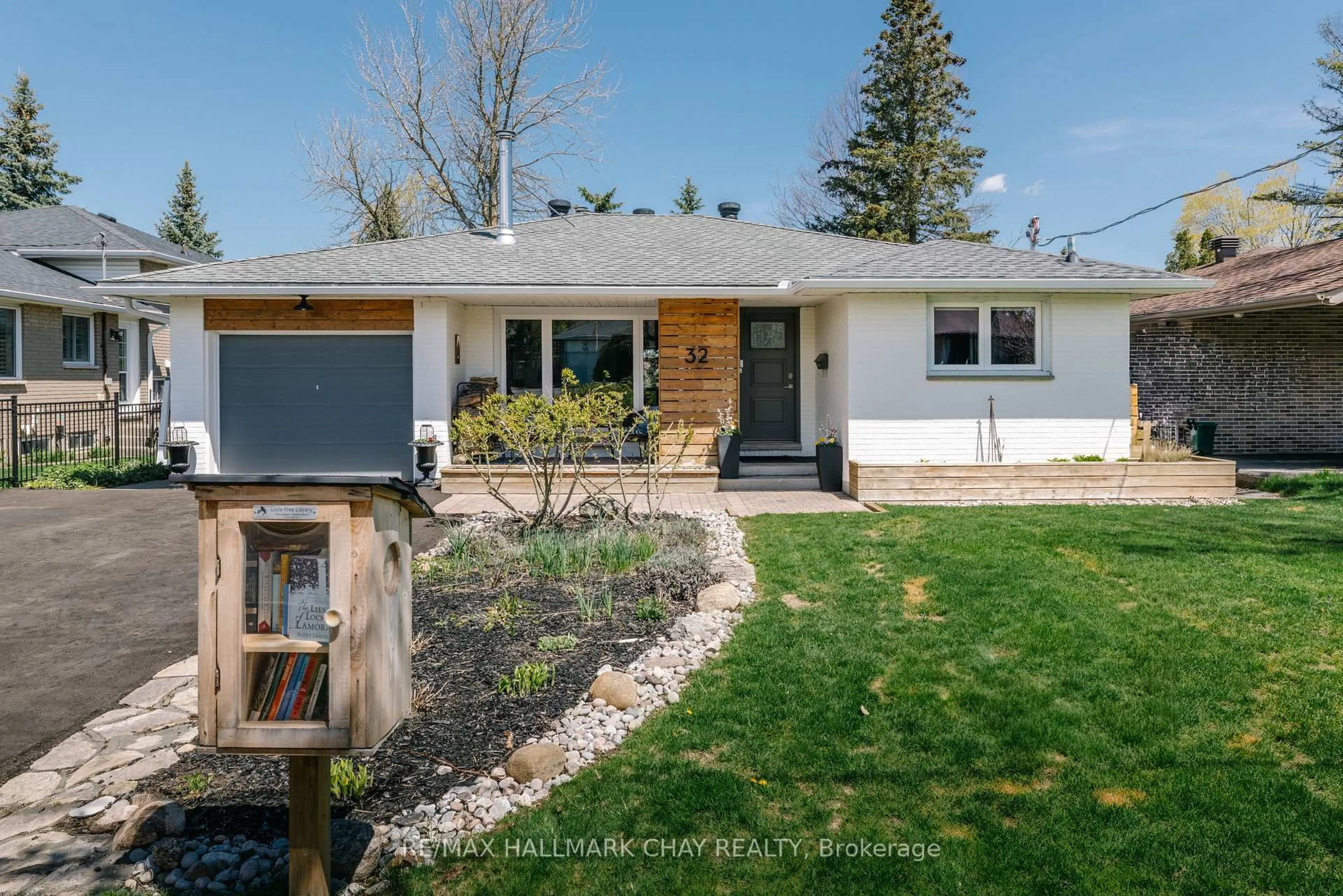 Home with vinyl exterior material, street for 32 Melrose Ave, Barrie Ontario L4M 2A7