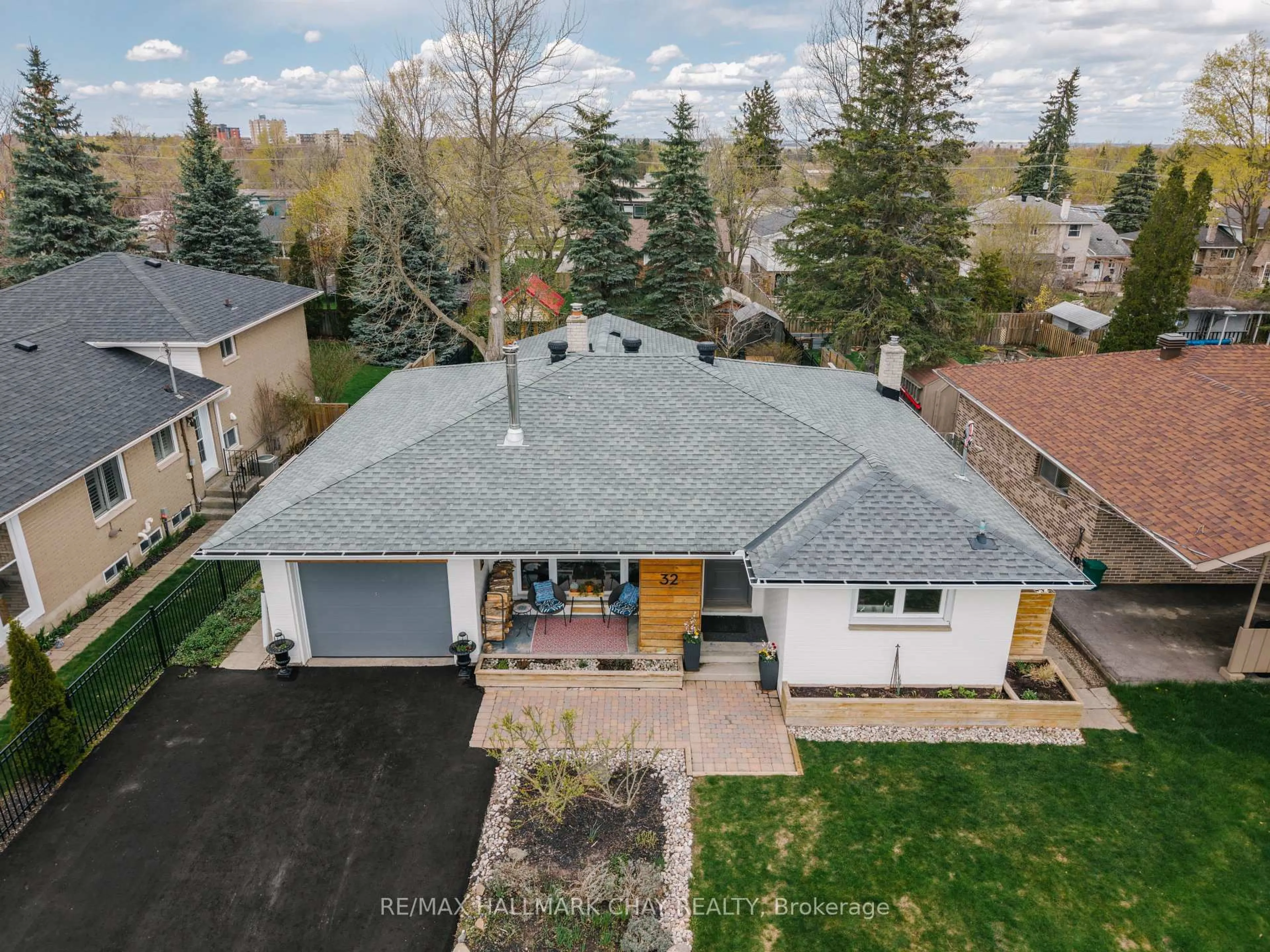 A pic from outside/outdoor area/front of a property/back of a property/a pic from drone, street for 32 Melrose Ave, Barrie Ontario L4M 2A7