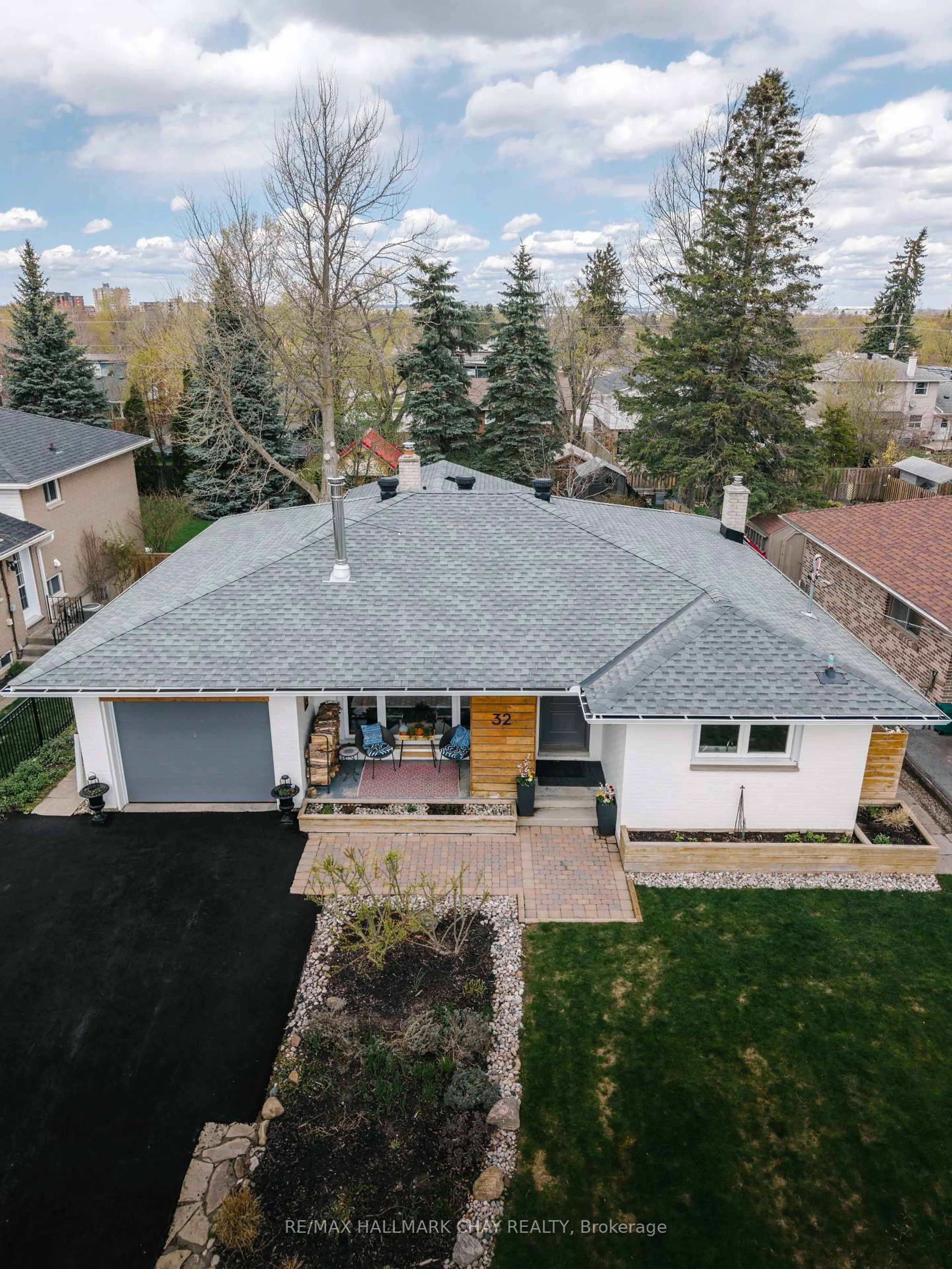 A pic from outside/outdoor area/front of a property/back of a property/a pic from drone, street for 32 Melrose Ave, Barrie Ontario L4M 2A7