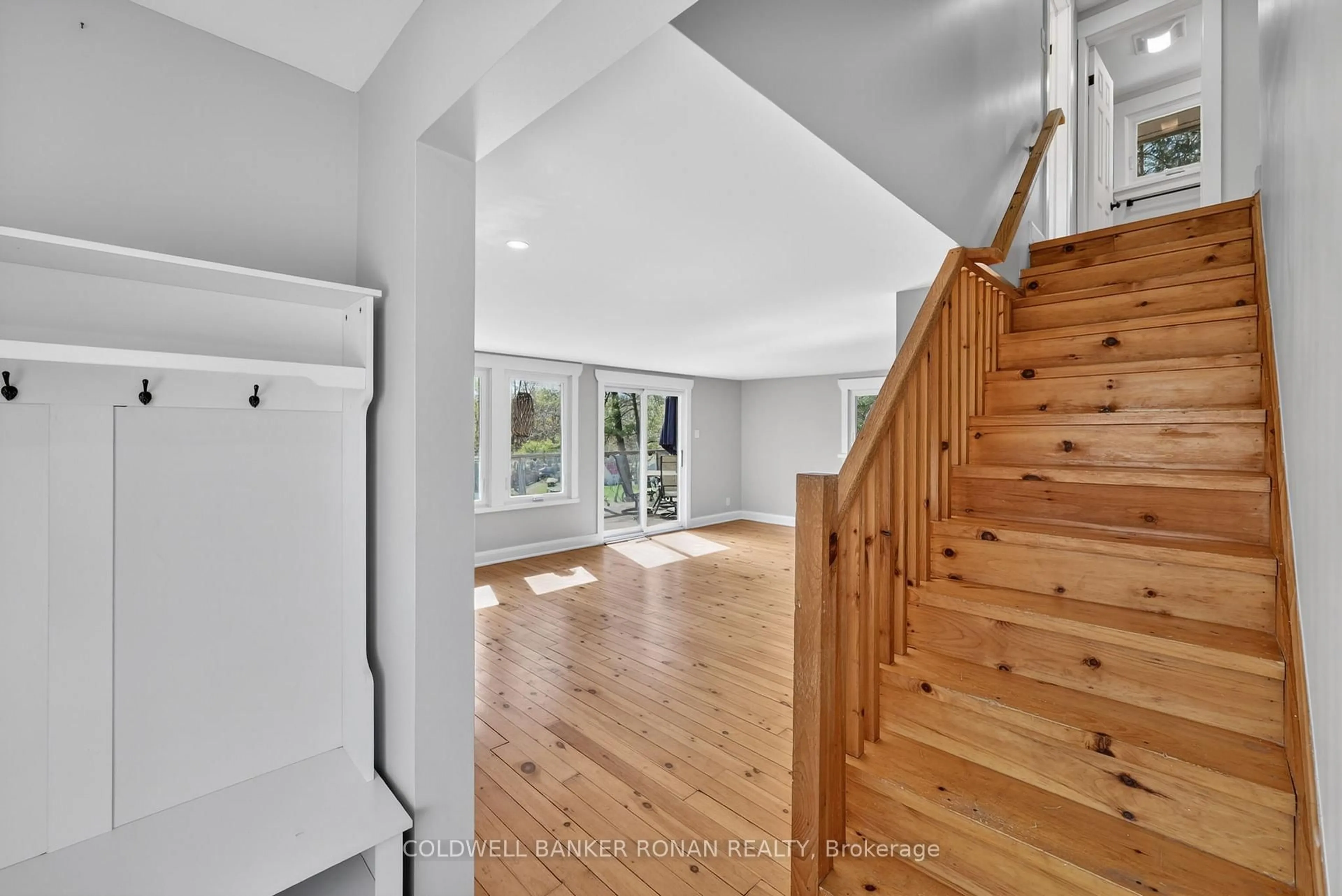 Indoor entryway for 157 Woodland Dr, Wasaga Beach Ontario L9Z 2V4