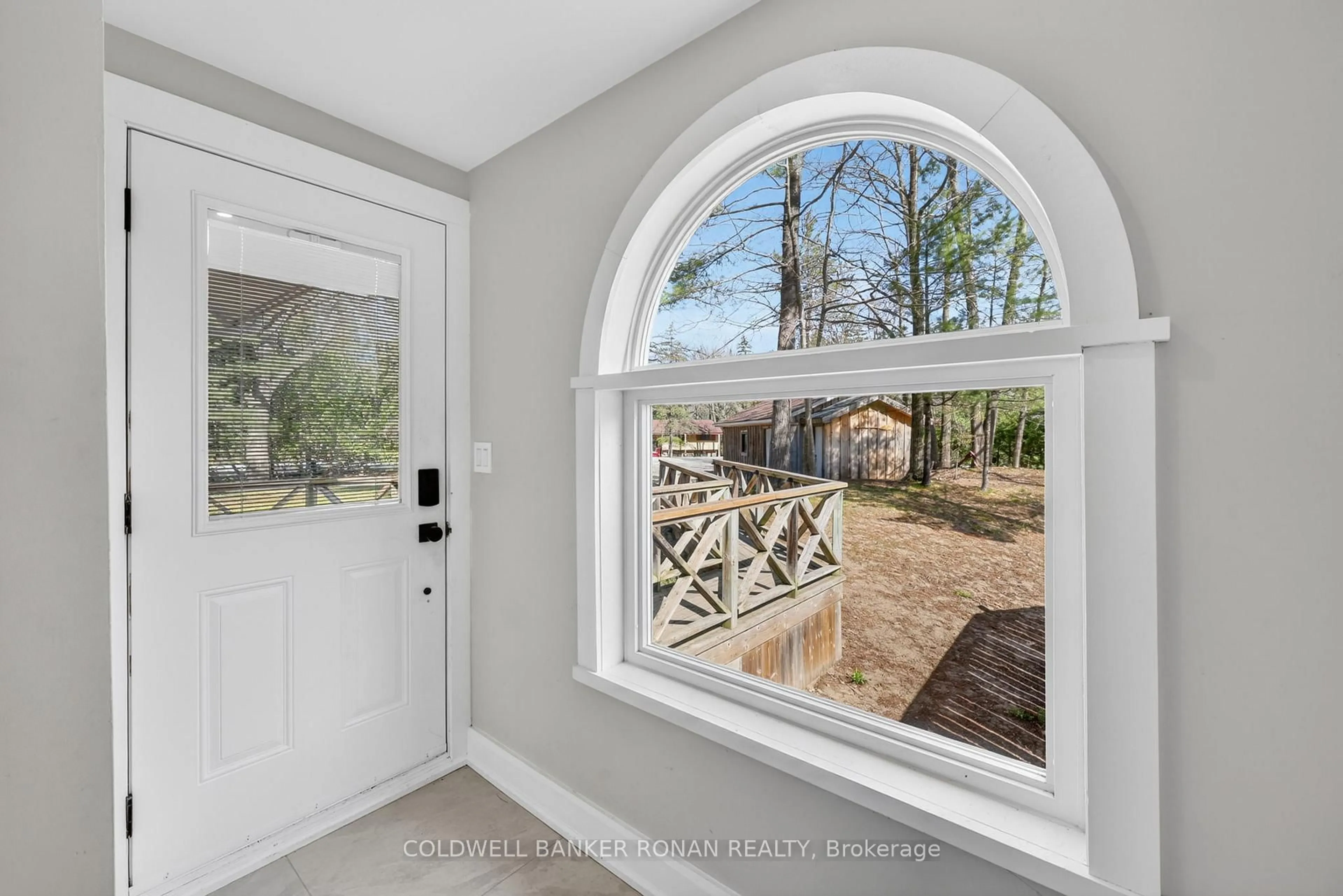 Indoor entryway for 157 Woodland Dr, Wasaga Beach Ontario L9Z 2V4