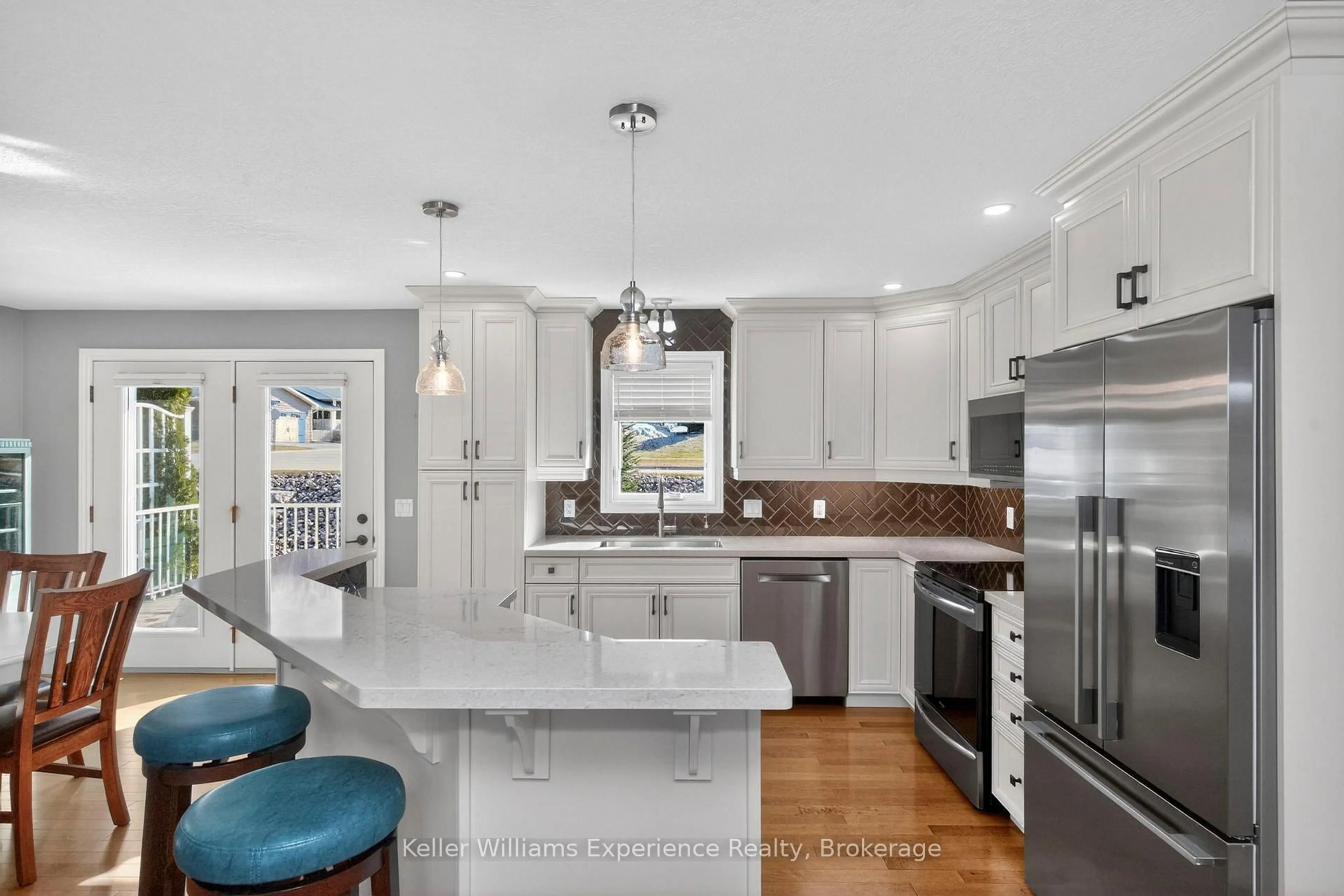 Contemporary kitchen, ceramic/tile floor for 1 Gidley Crt, Penetanguishene Ontario L9M 0A7