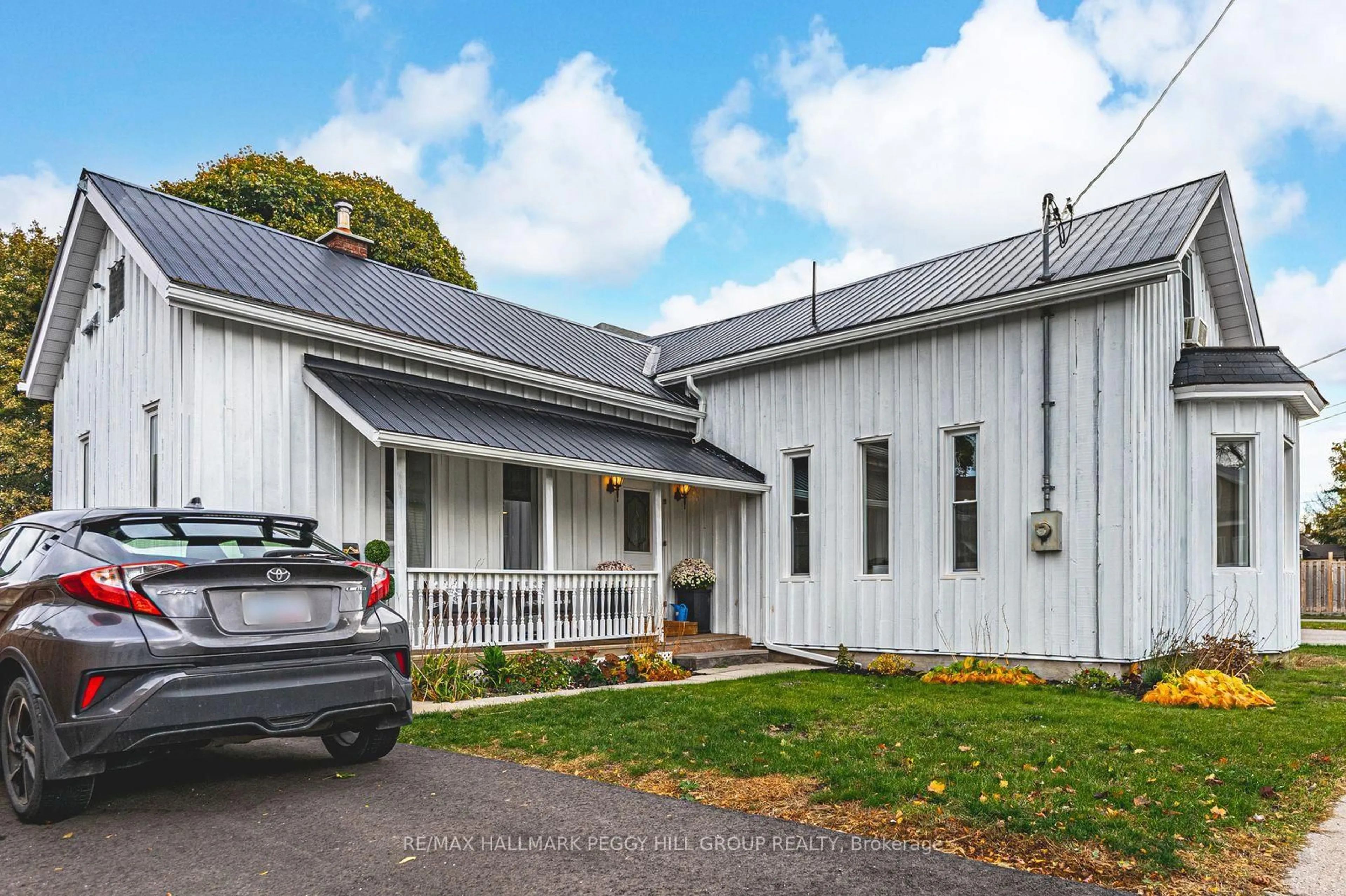 A pic from outside/outdoor area/front of a property/back of a property/a pic from drone, building for 131 Sanford St, Barrie Ontario L4N 3C8