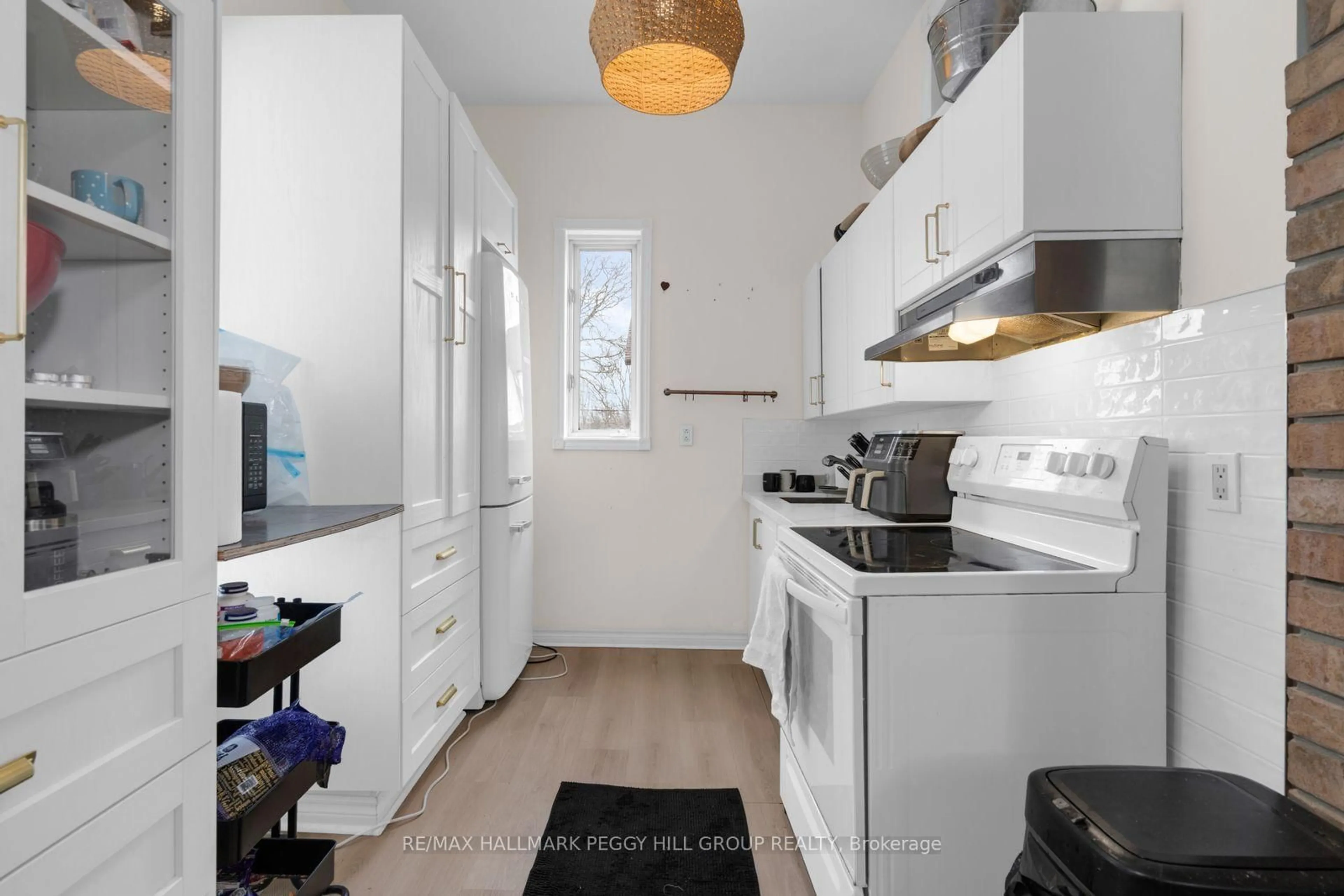 Standard kitchen, unknown for 131 Sanford St, Barrie Ontario L4N 3C8