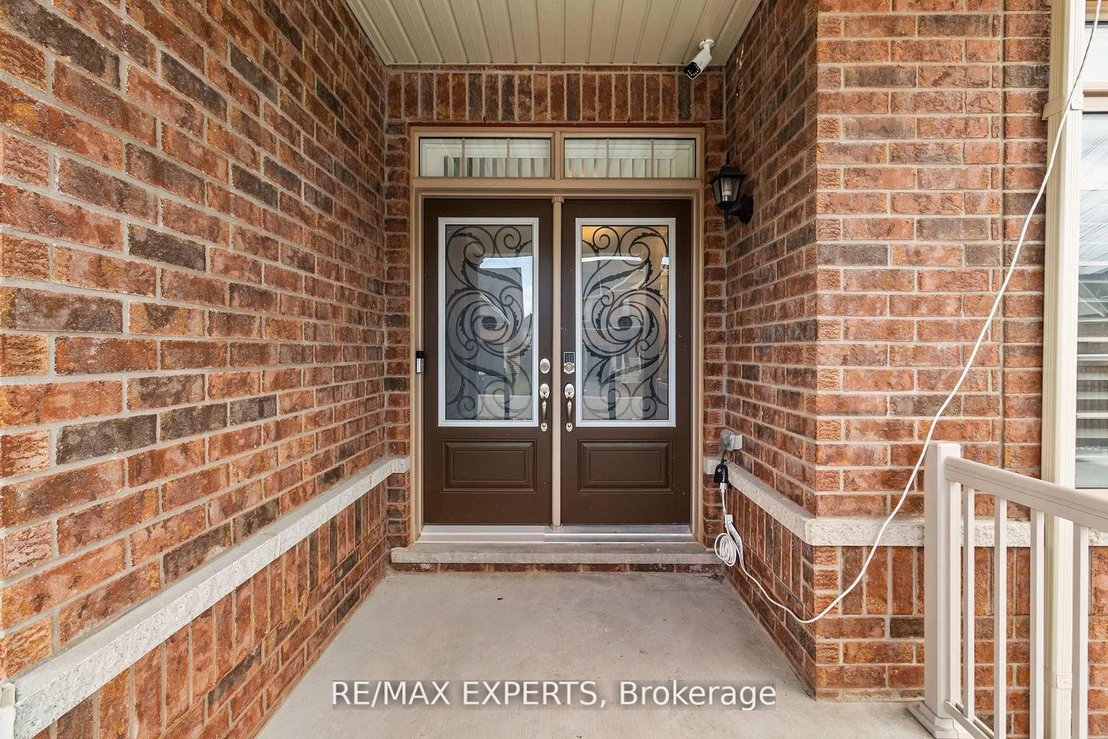 Indoor entryway for 22 Travers Gate, Springwater Ontario L9X 0S8