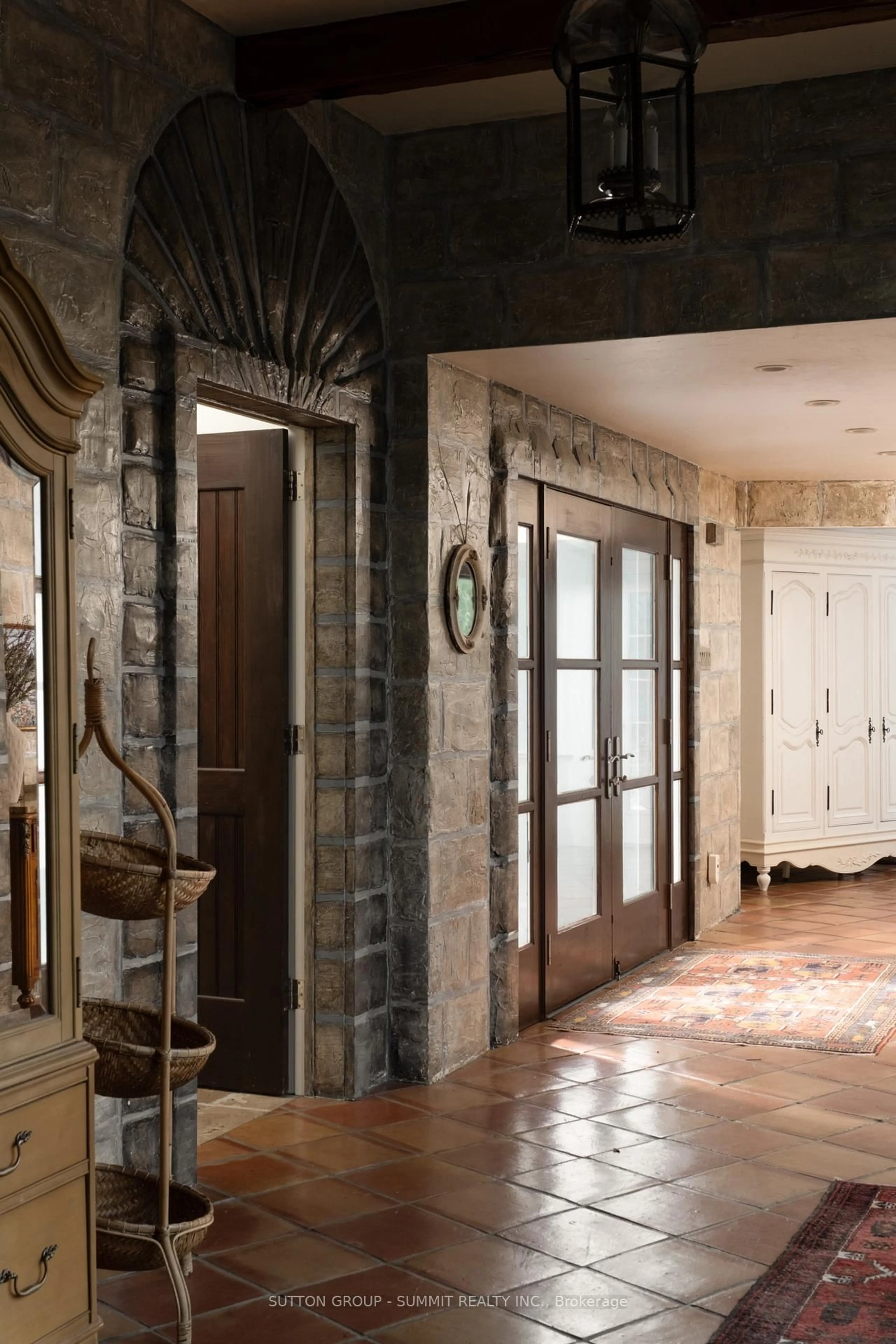 Indoor foyer for 1198 Tiny Beaches Rd, Tiny Ontario L9M 1R3