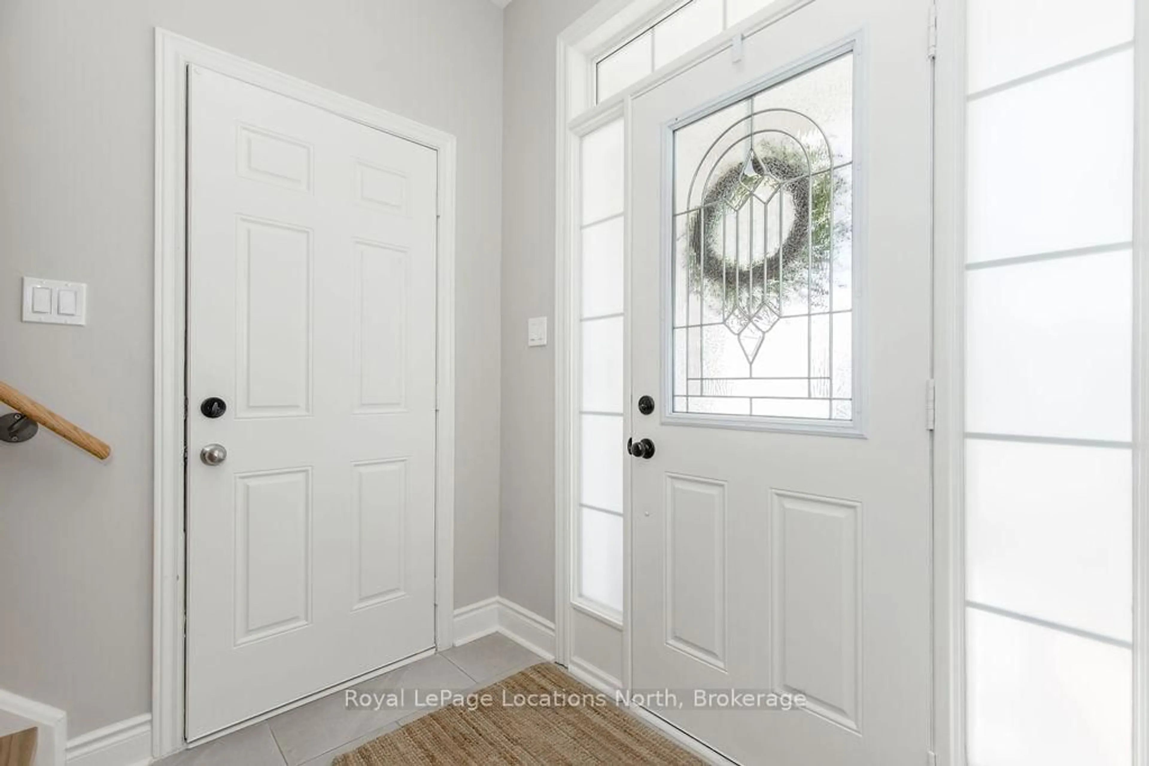 Indoor entryway for 20 GRAND POPLAR Lane, Wasaga Beach Ontario L9Z 0E2