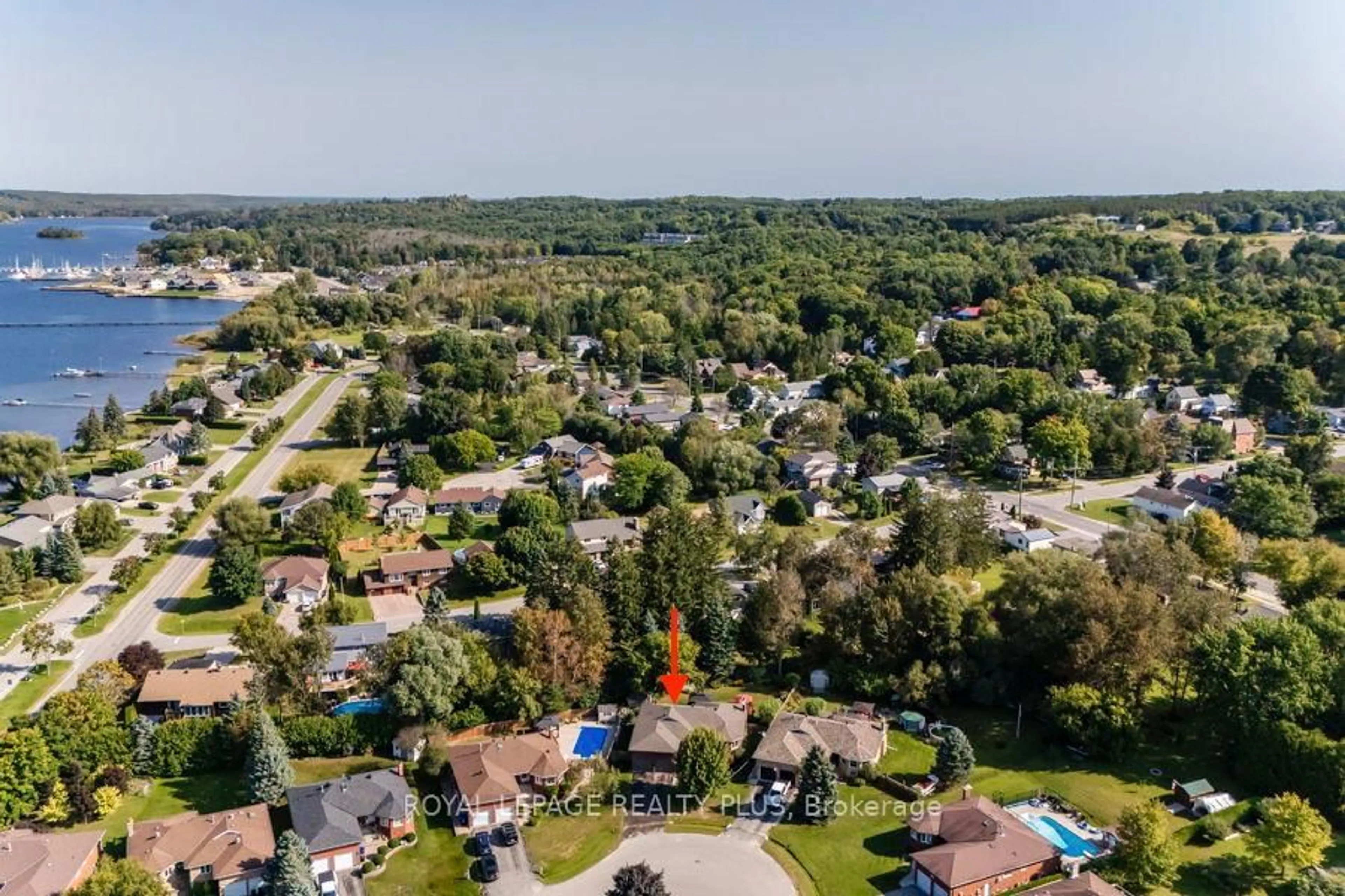 A pic from outside/outdoor area/front of a property/back of a property/a pic from drone, unknown for 99 Peel St, Penetanguishene Ontario L9M 1C3