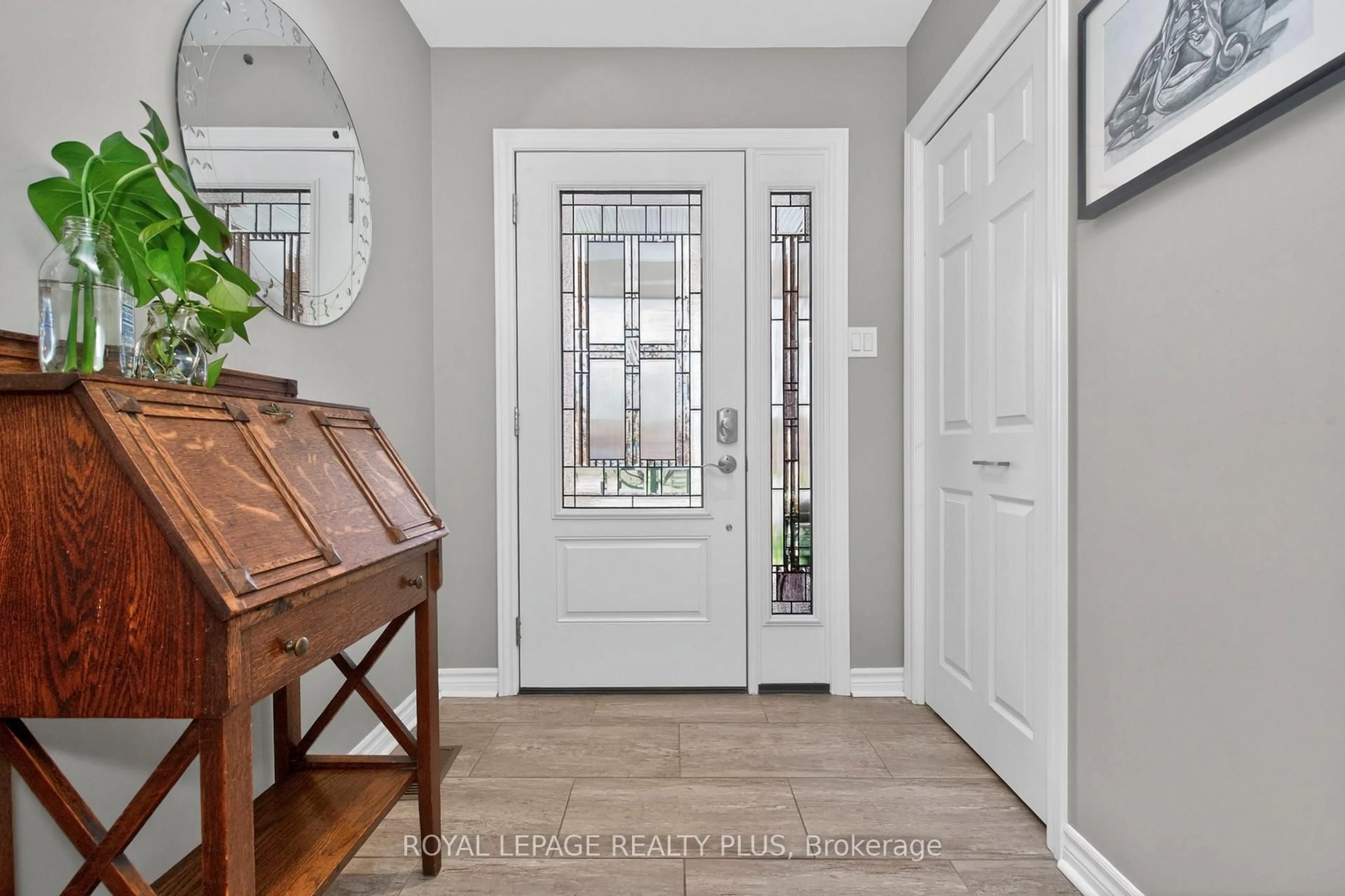Indoor entryway for 99 Peel St, Penetanguishene Ontario L9M 1C3