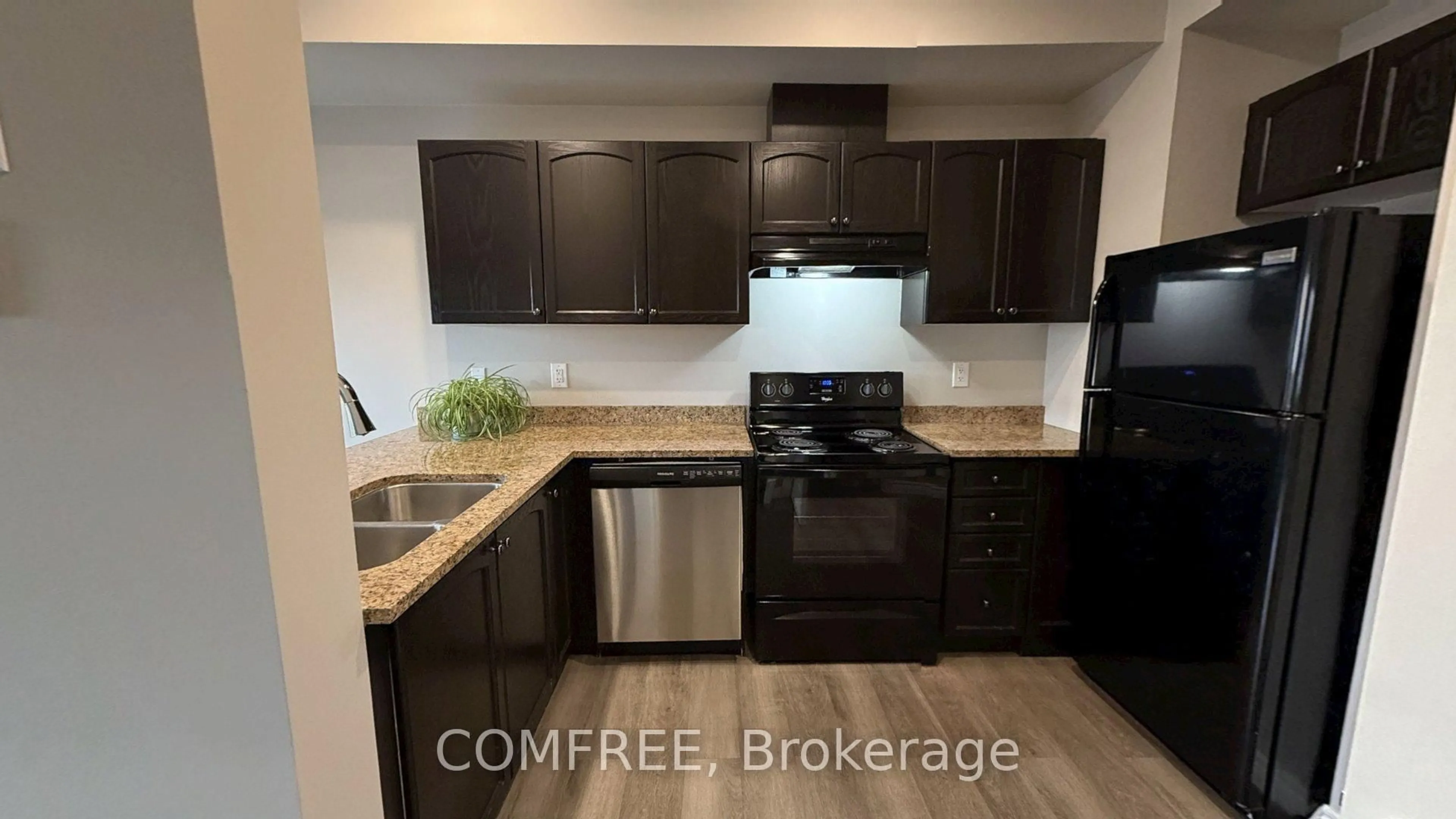 Standard kitchen, unknown for 175 Stanley St, Barrie Ontario L4M 0G2