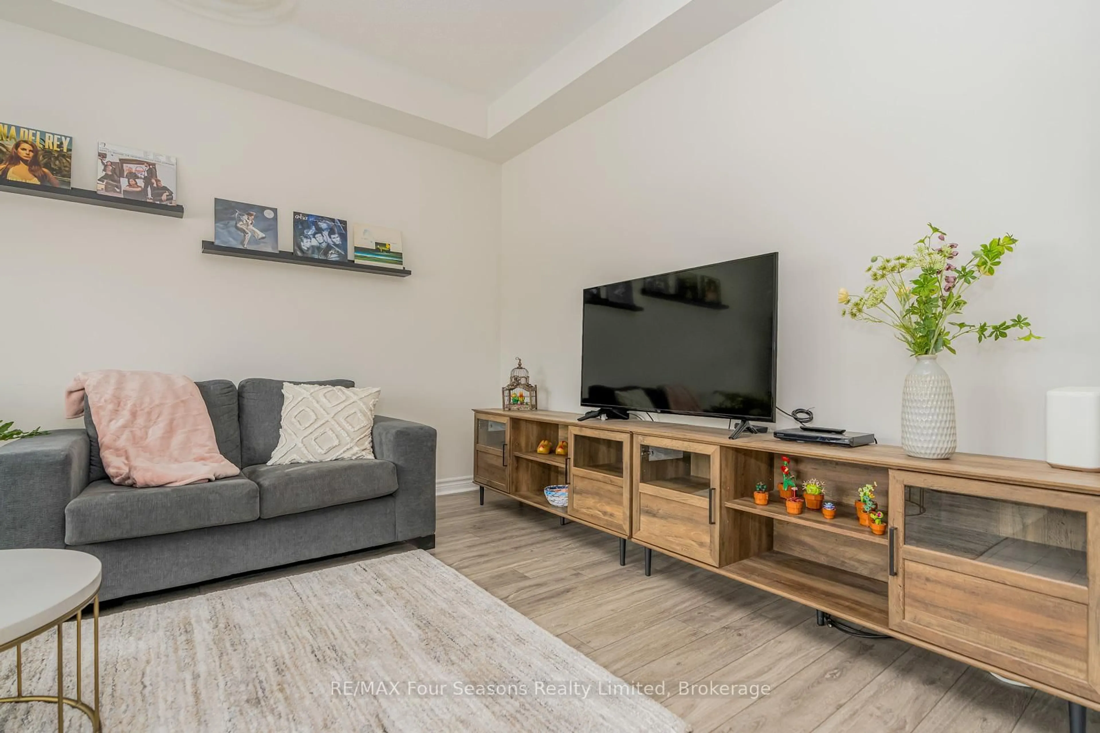 Living room with furniture, wood/laminate floor for 40 Kirby Ave, Collingwood Ontario L9Y 3W8