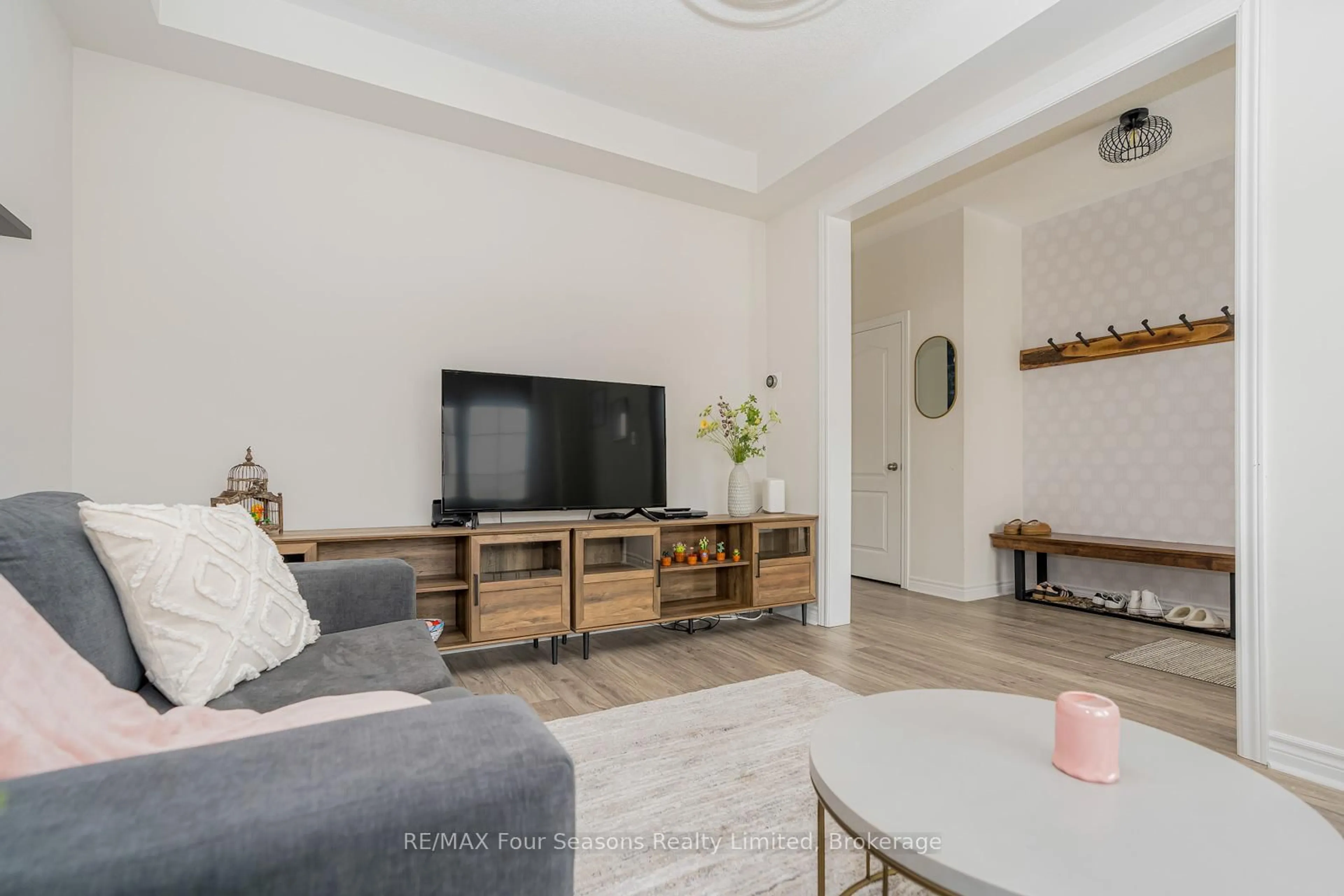 Living room with furniture, unknown for 40 Kirby Ave, Collingwood Ontario L9Y 3W8
