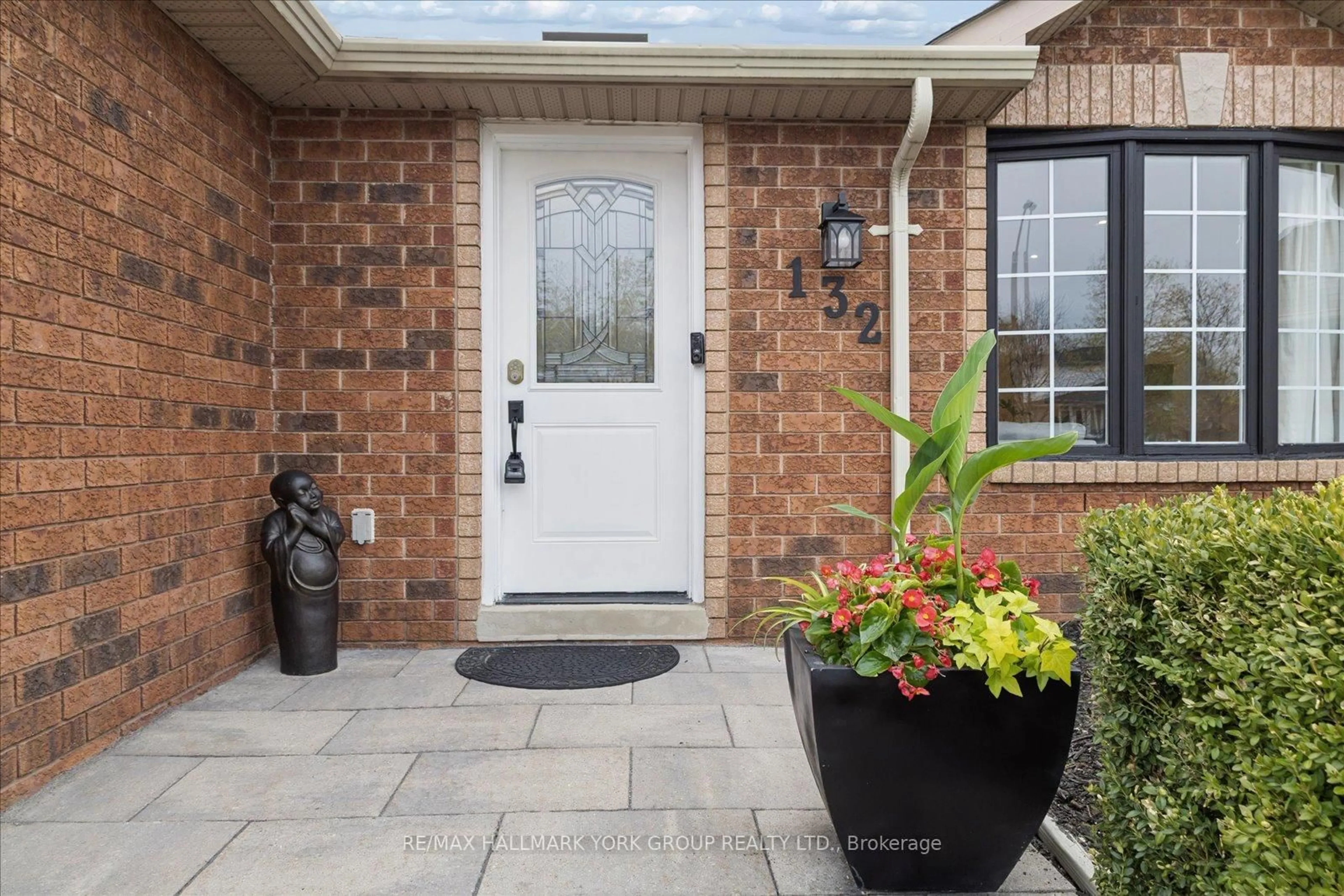 Indoor entryway for 132 Athabaska Rd, Barrie Ontario L4N 8E5