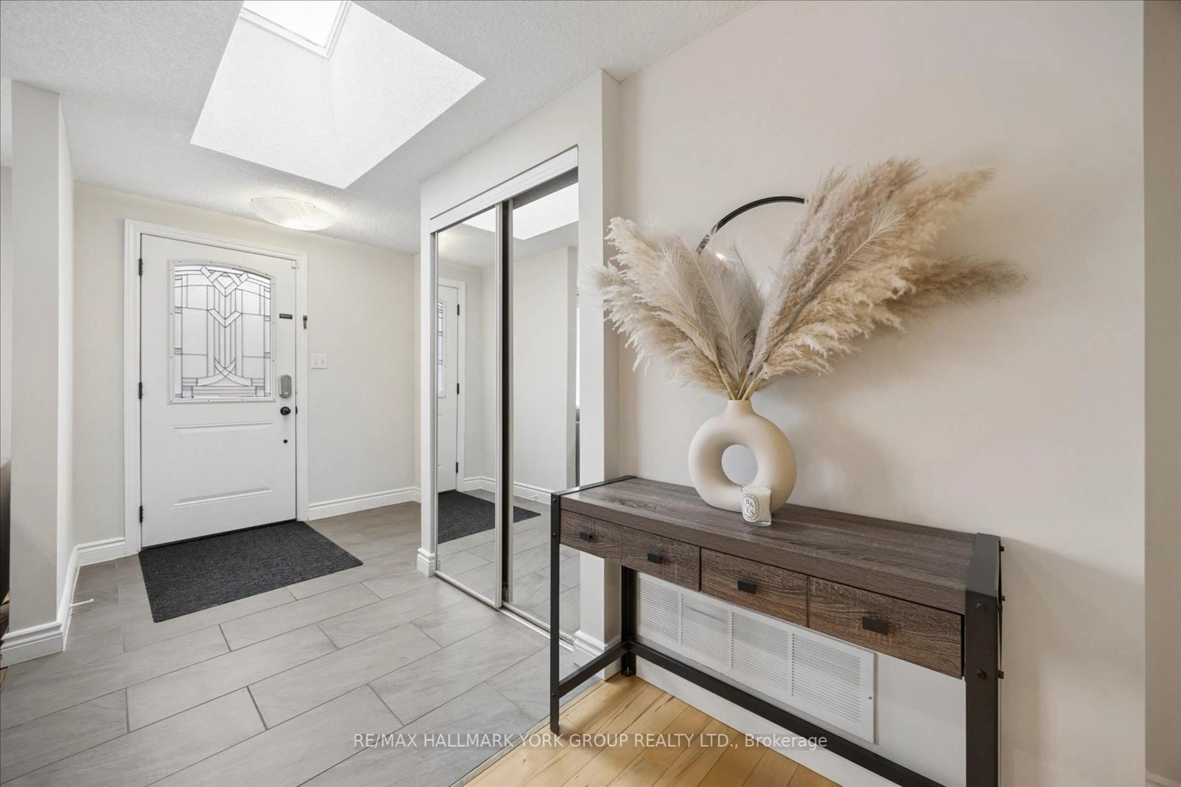 Indoor entryway for 132 Athabaska Rd, Barrie Ontario L4N 8E5