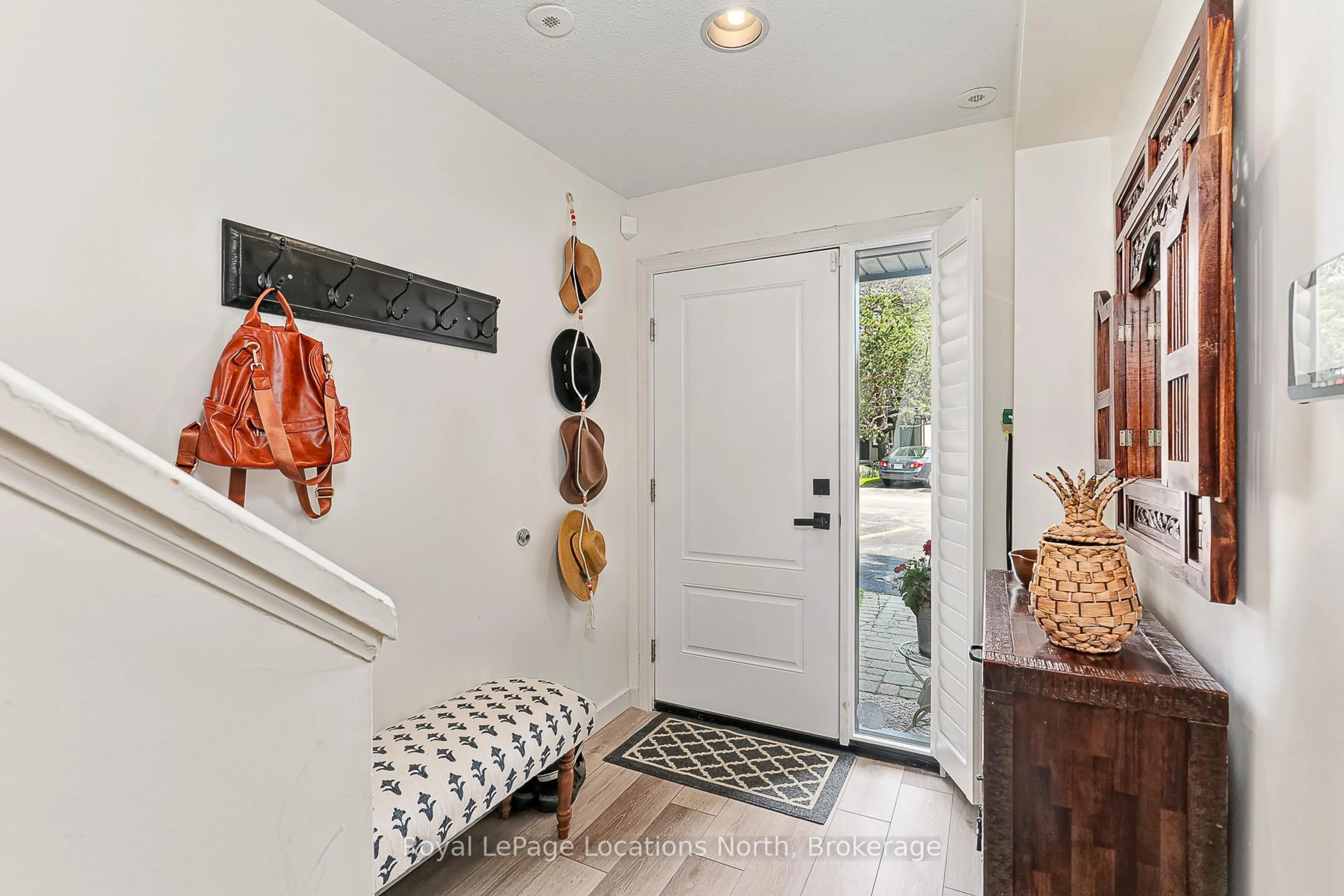 Indoor entryway for 5 Harbour St #13, Collingwood Ontario L9Y 5C5