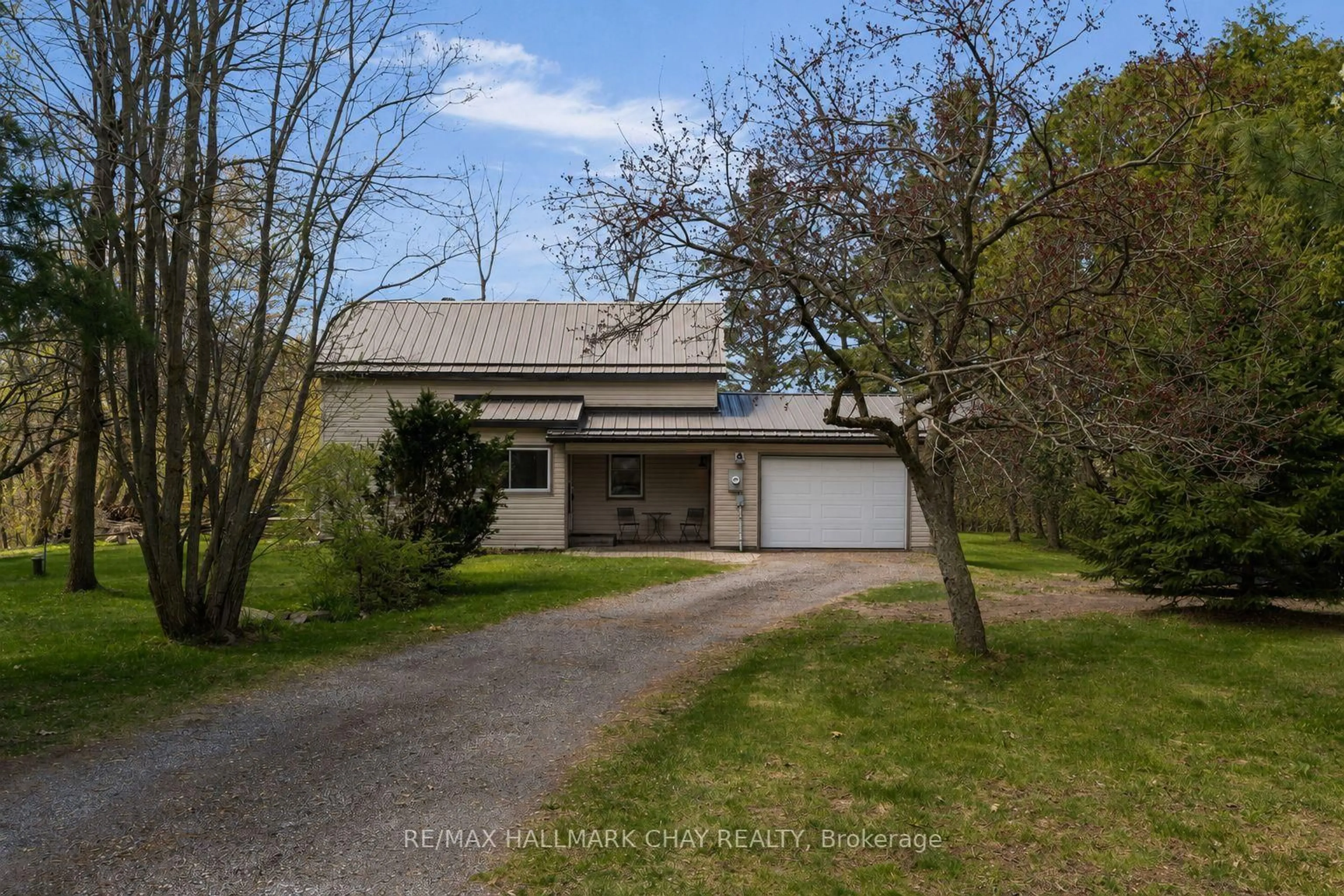 A pic from outside/outdoor area/front of a property/back of a property/a pic from drone, street for 3324 Penetanguishene Rd, Oro-Medonte Ontario L4M 4Y8