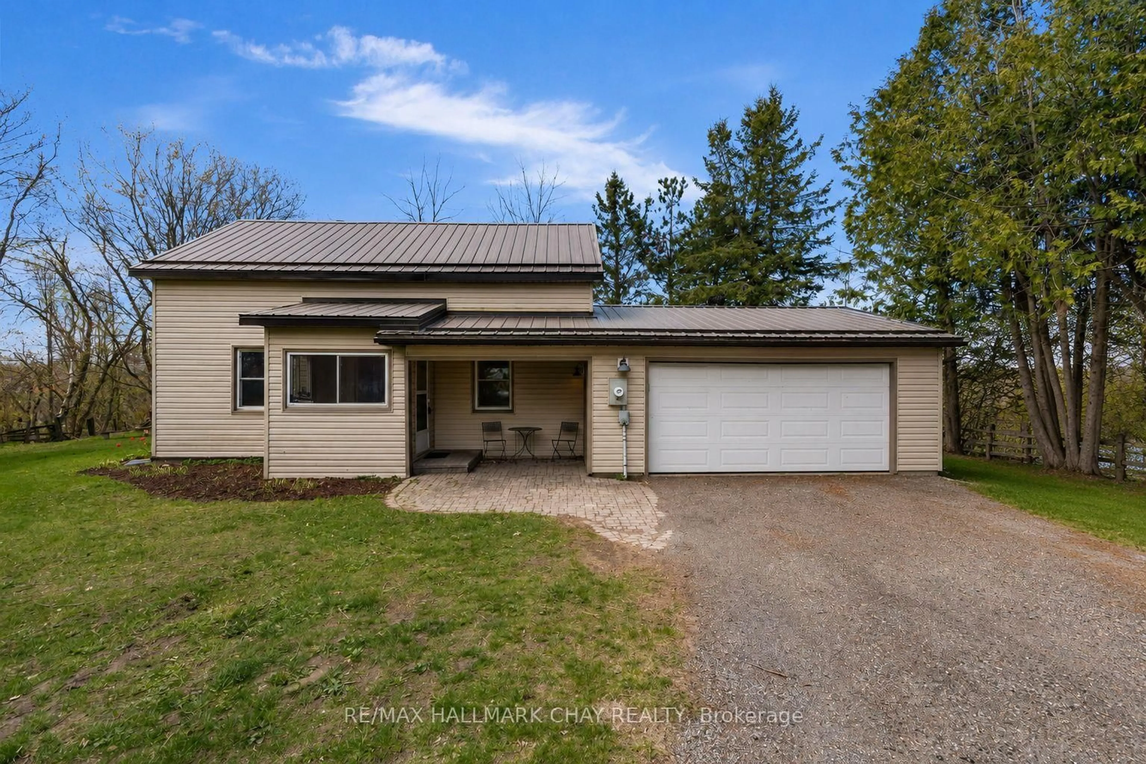 A pic from outside/outdoor area/front of a property/back of a property/a pic from drone, street for 3324 Penetanguishene Rd, Oro-Medonte Ontario L4M 4Y8