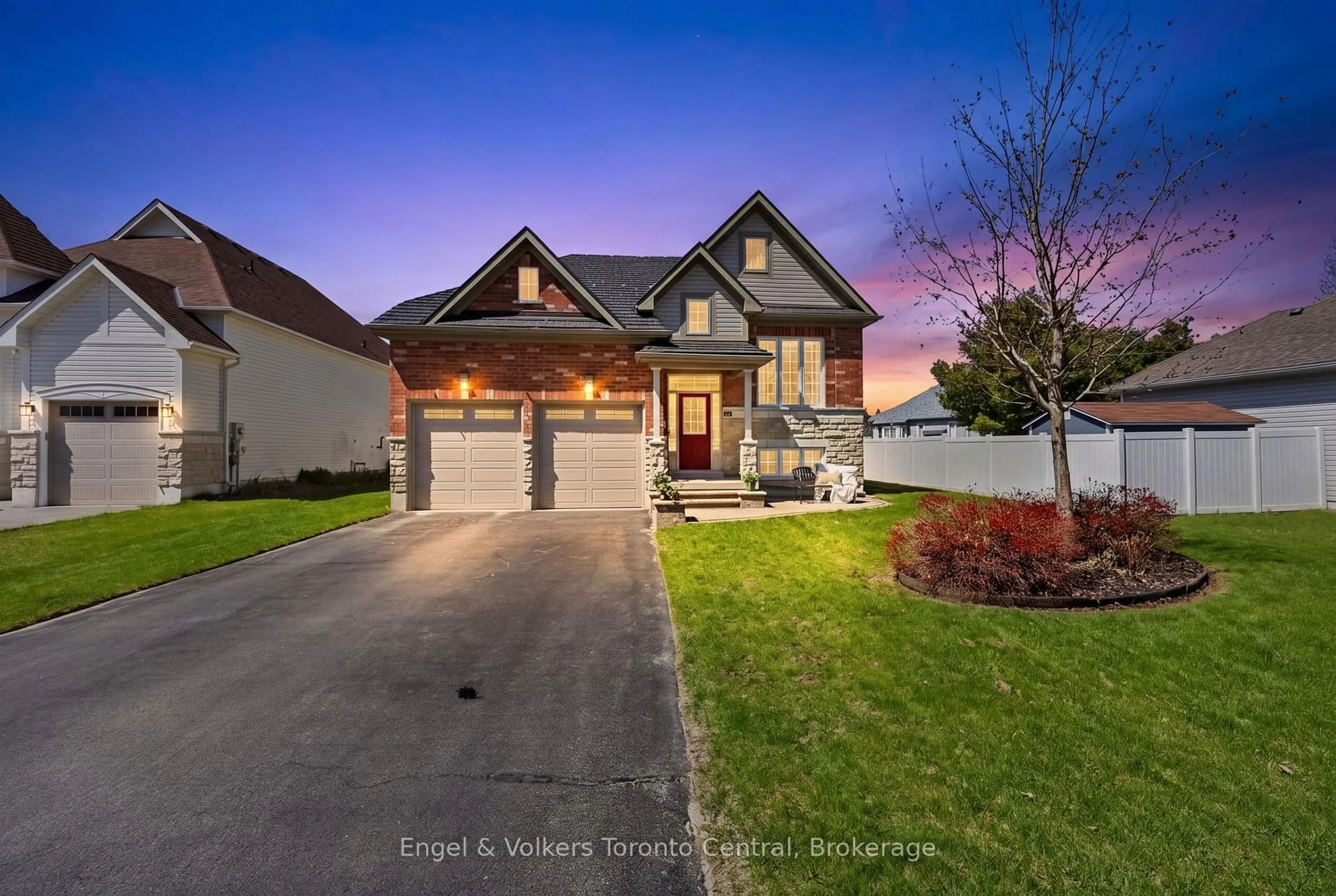 Home with brick exterior material, street for 48 Oriole Cres, Wasaga Beach Ontario L9Z 1A9