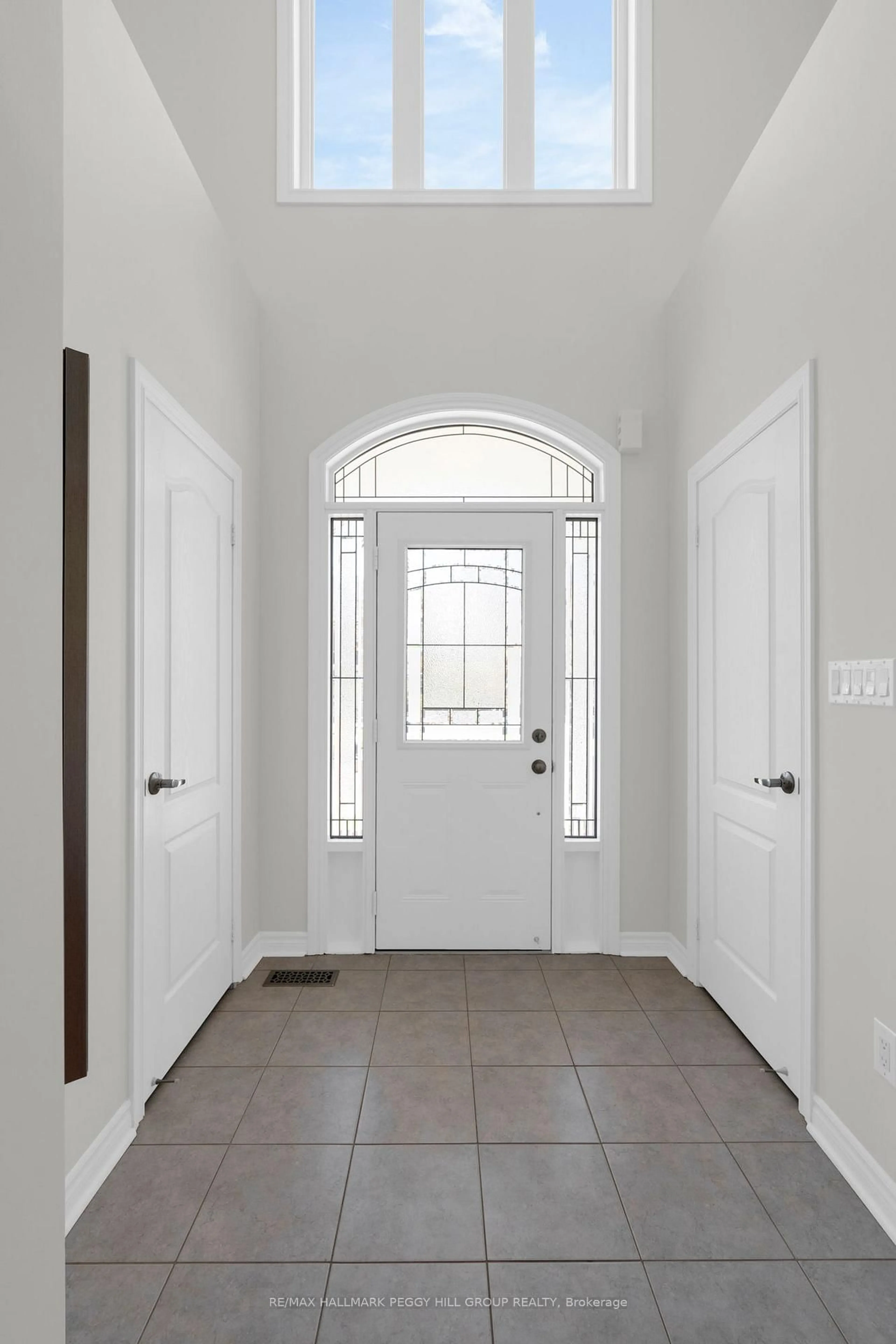 Indoor entryway for 5 Magna Carta Rd, Barrie Ontario L4M 7H9