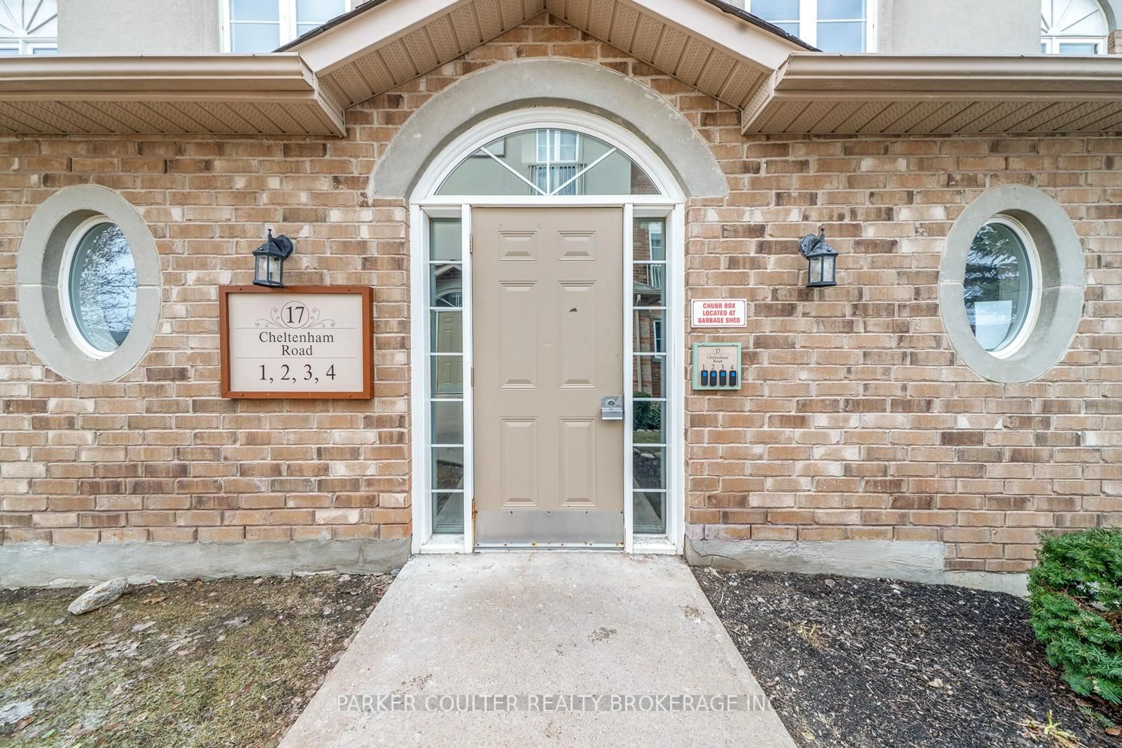 Indoor entryway for 17 Cheltenham Rd #4, Barrie Ontario L4M 0E7