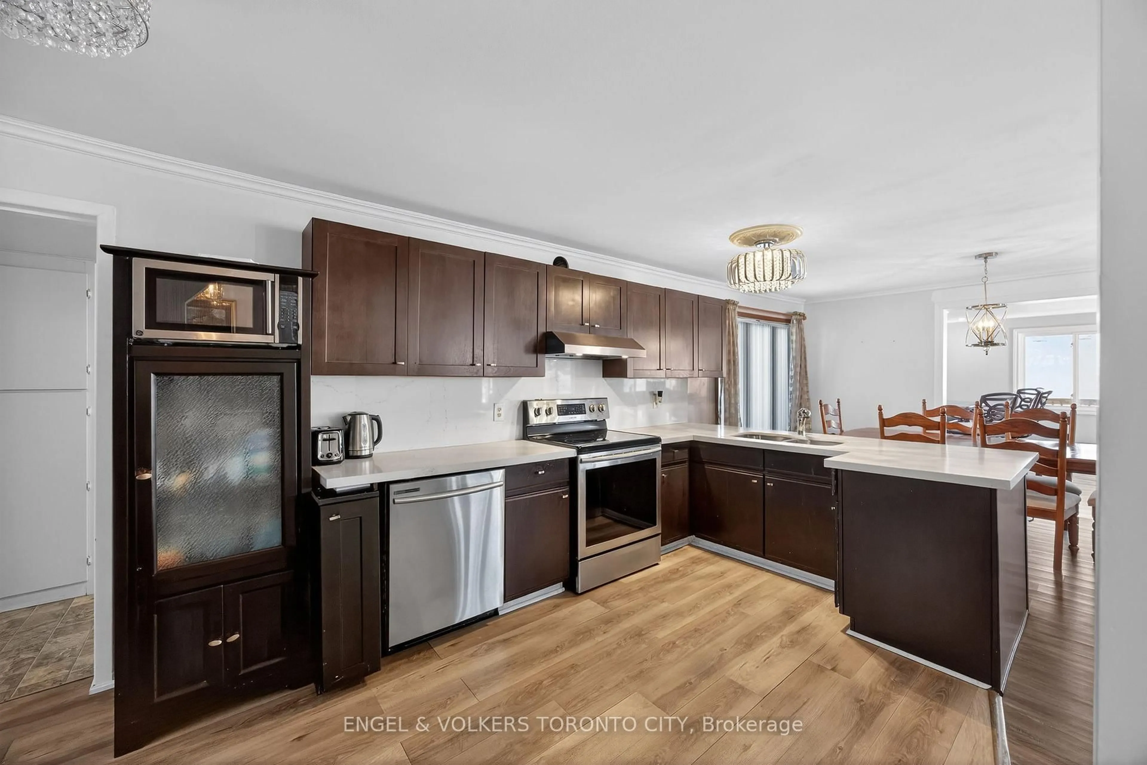 Open concept kitchen, wood/laminate floor for 7229 Davy Dr, Ramara Ontario L0K 2B0