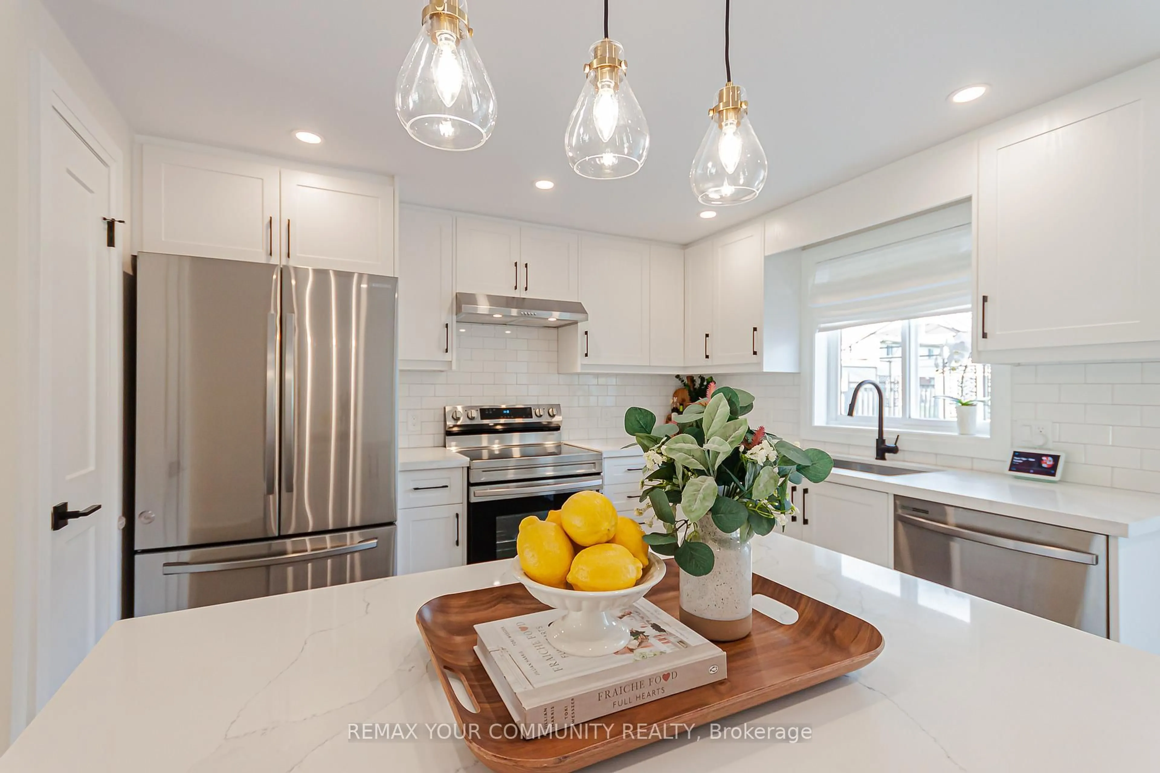 Contemporary kitchen, unknown for 5 SELKIRK Cres, Barrie Ontario L4N 8G3