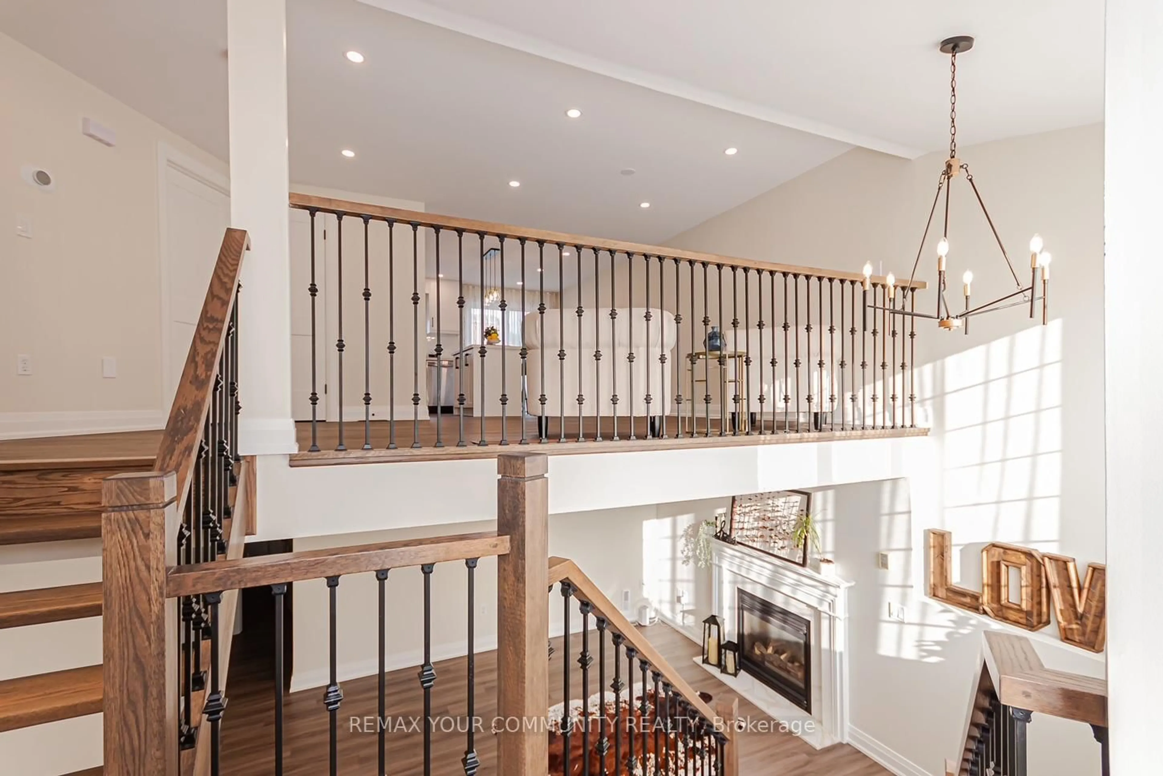 Indoor foyer for 5 SELKIRK Cres, Barrie Ontario L4N 8G3