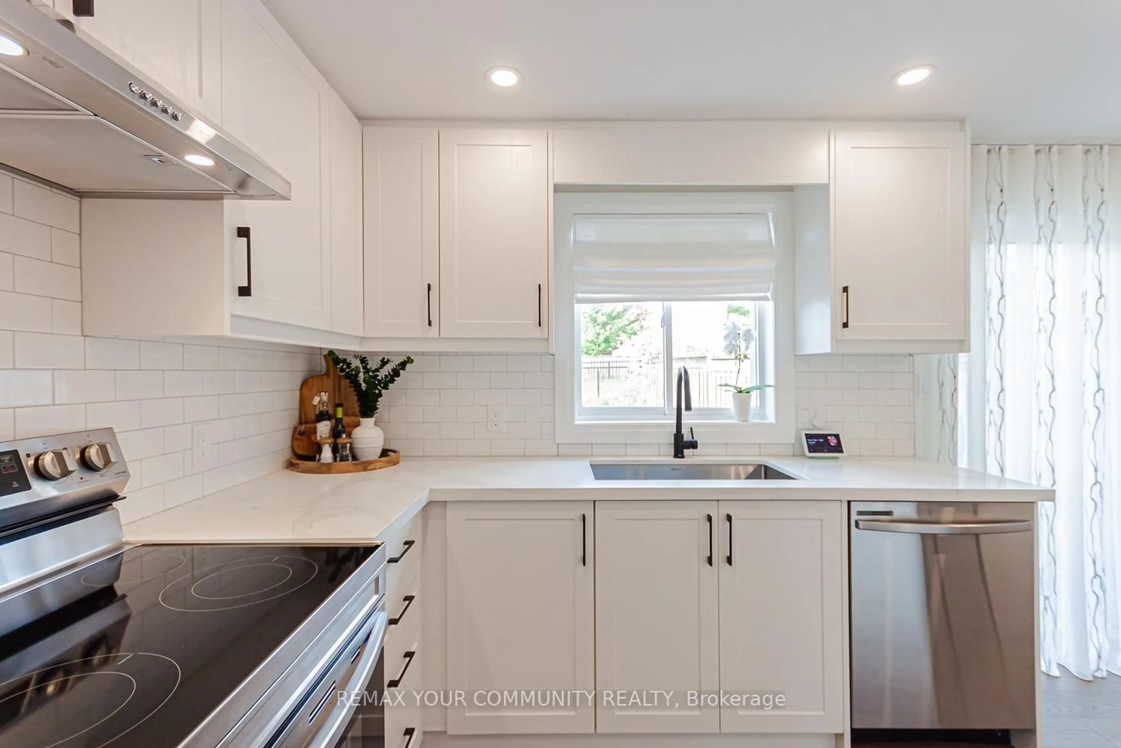 Contemporary kitchen, ceramic/tile floor for 5 SELKIRK Cres, Barrie Ontario L4N 8G3