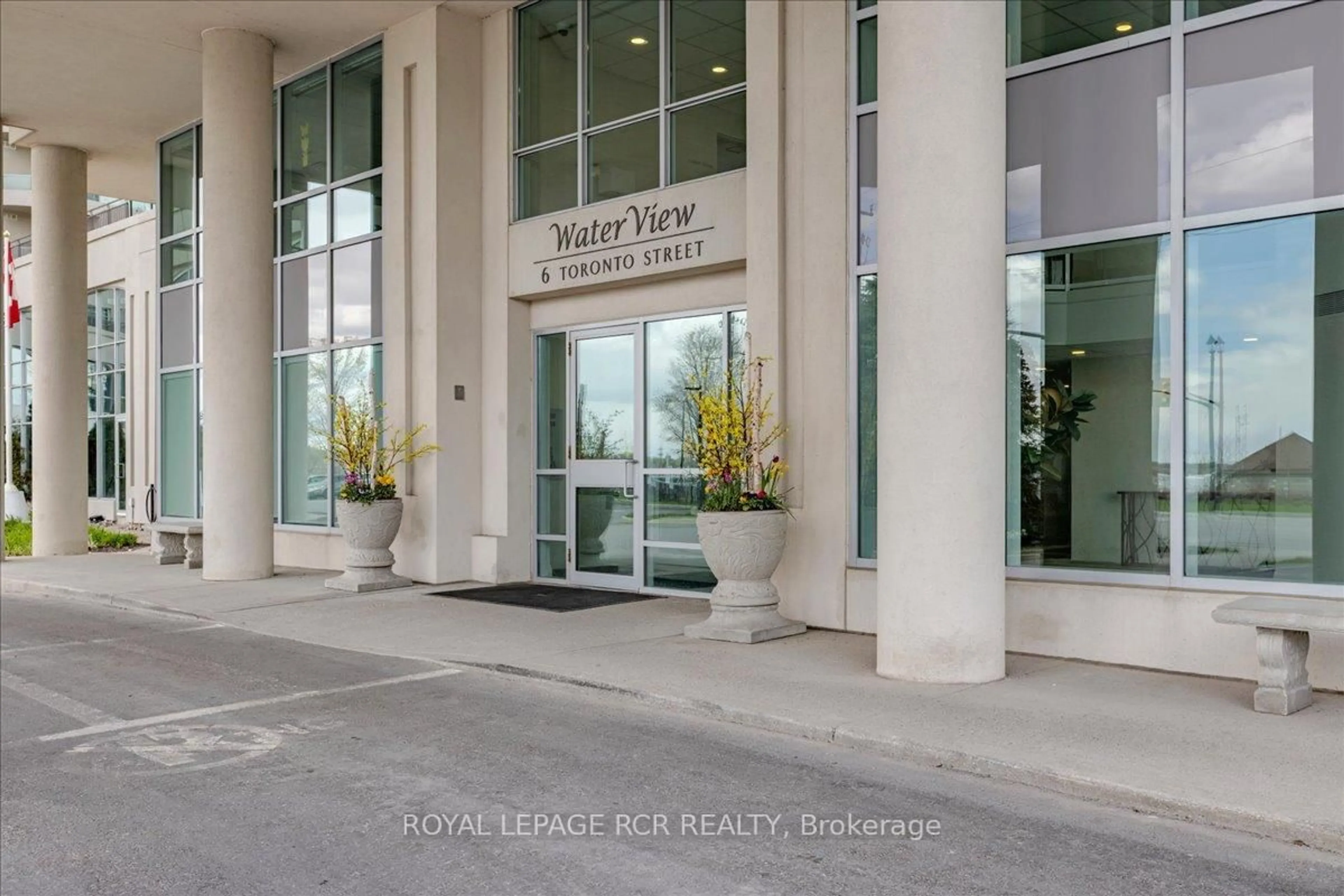 Indoor foyer for 6 Toronto St #306, Barrie Ontario L4N 9R2