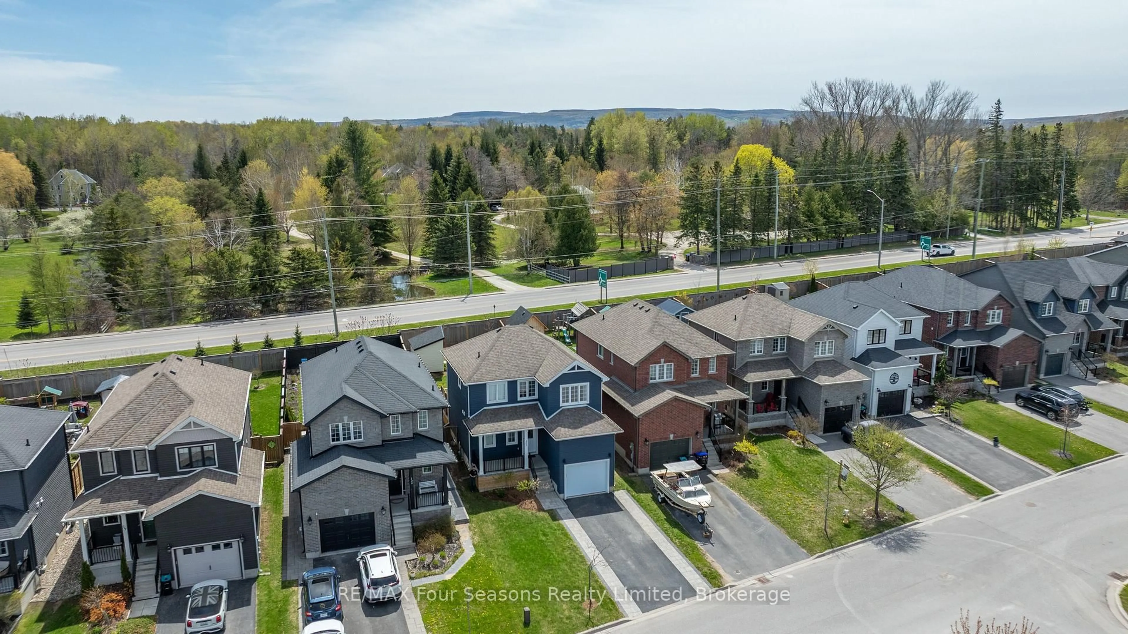 A pic from outside/outdoor area/front of a property/back of a property/a pic from drone, street for 107 LOCKERBIE Cres, Collingwood Ontario L9Y 4S1