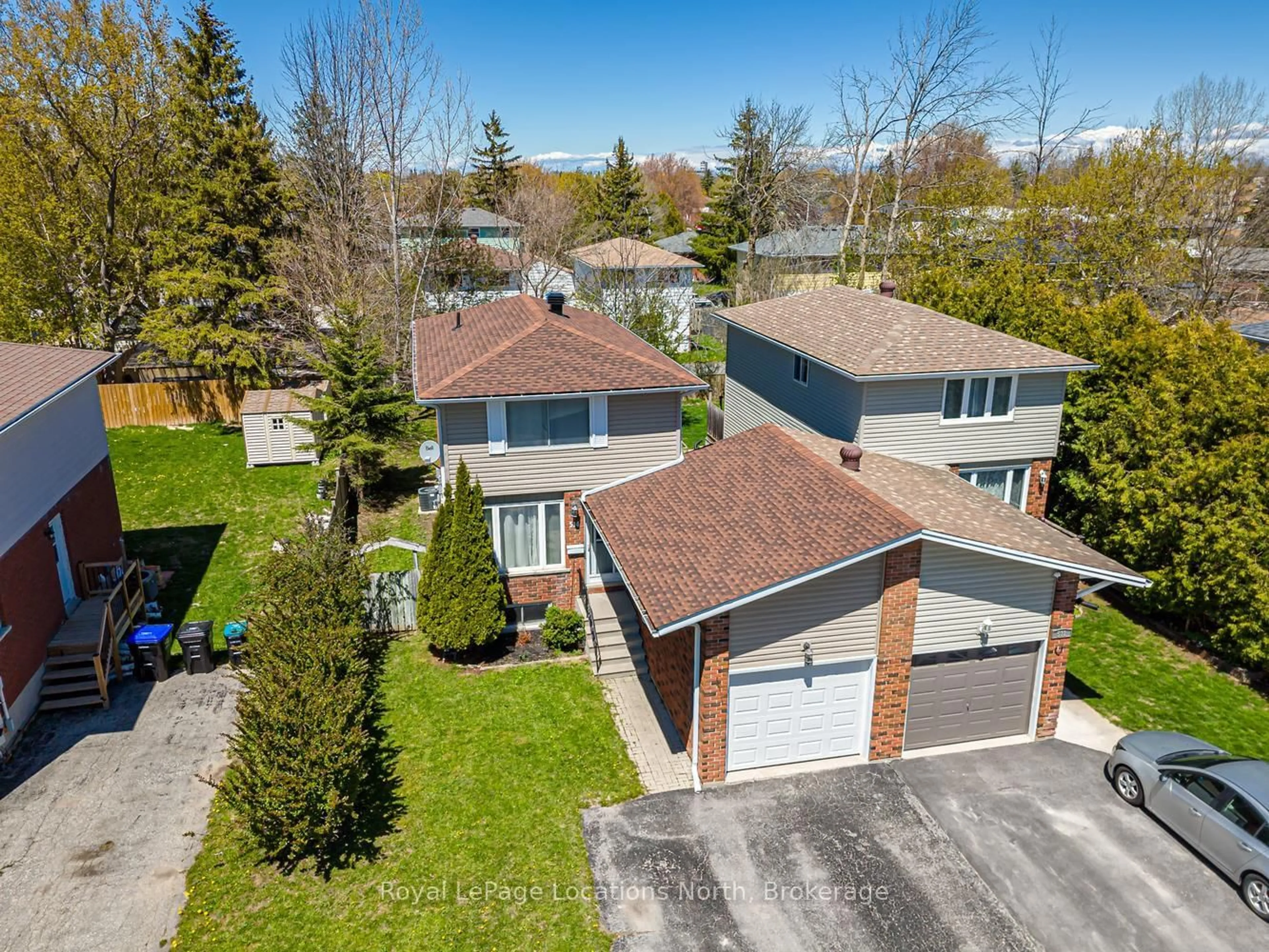A pic from outside/outdoor area/front of a property/back of a property/a pic from drone, street for 514 Tenth St, Collingwood Ontario L9Y 2H3